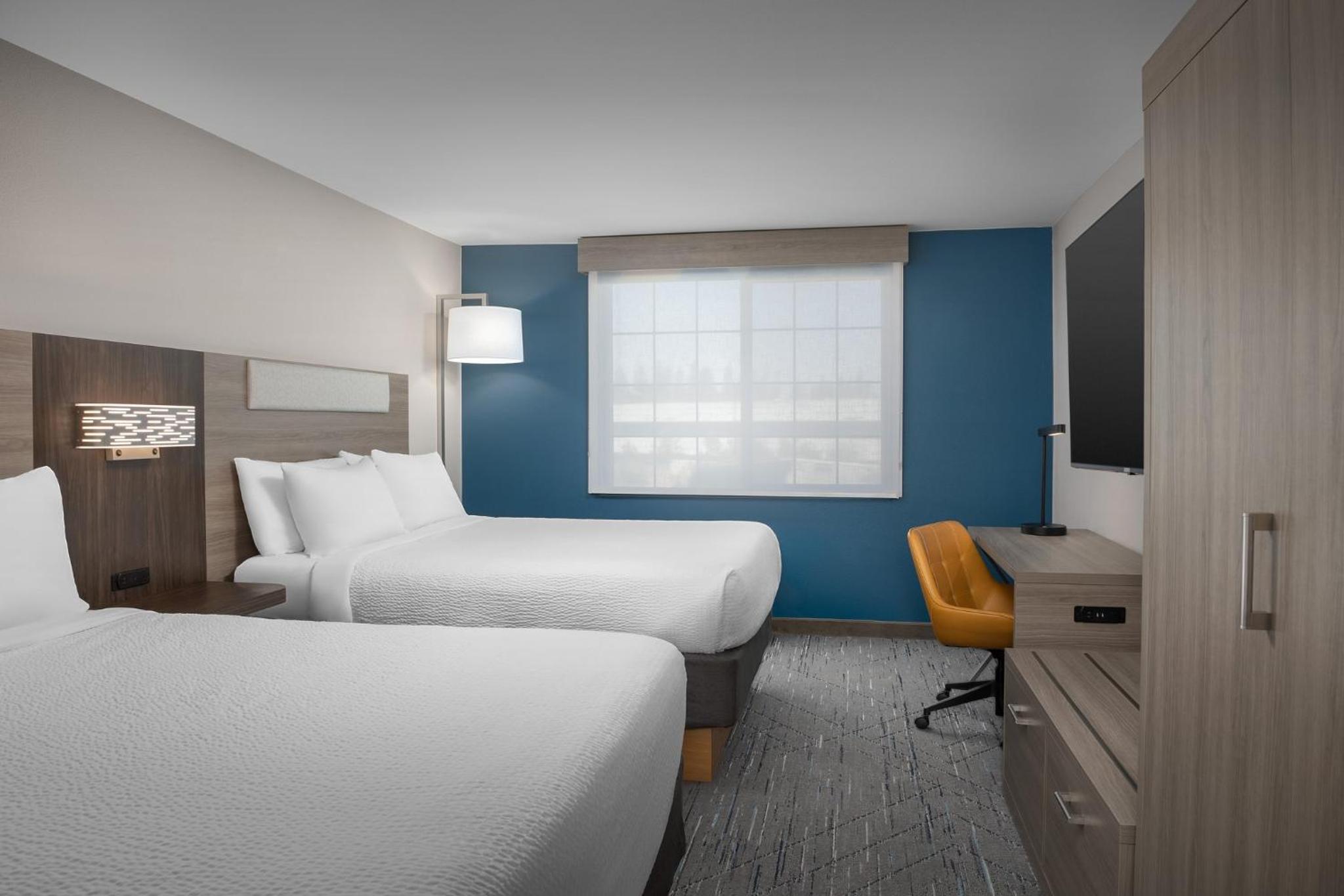Standard Room with Two Queen Beds - Photo 3