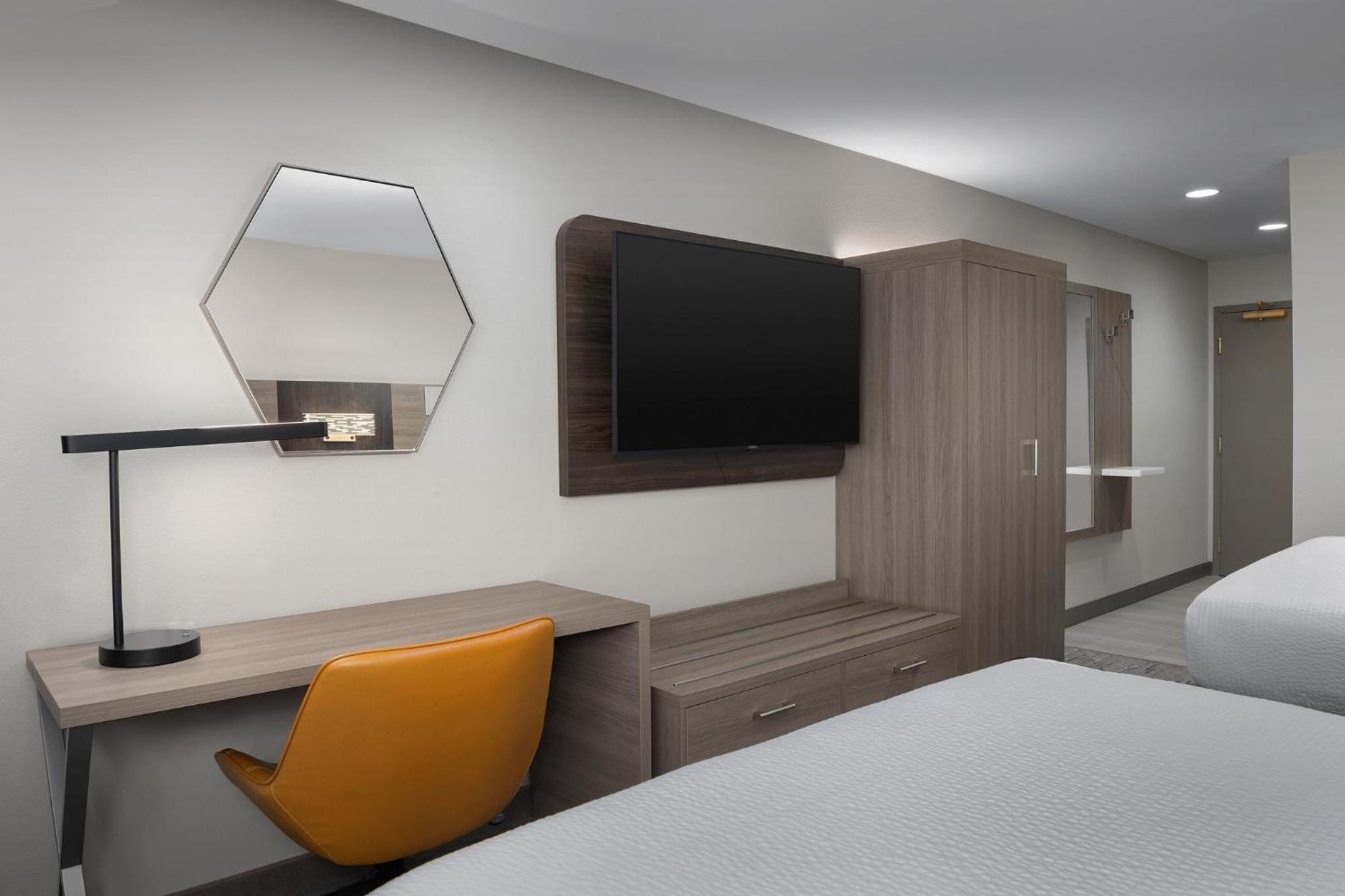 Standard Room with Two Queen Beds - Photo 4