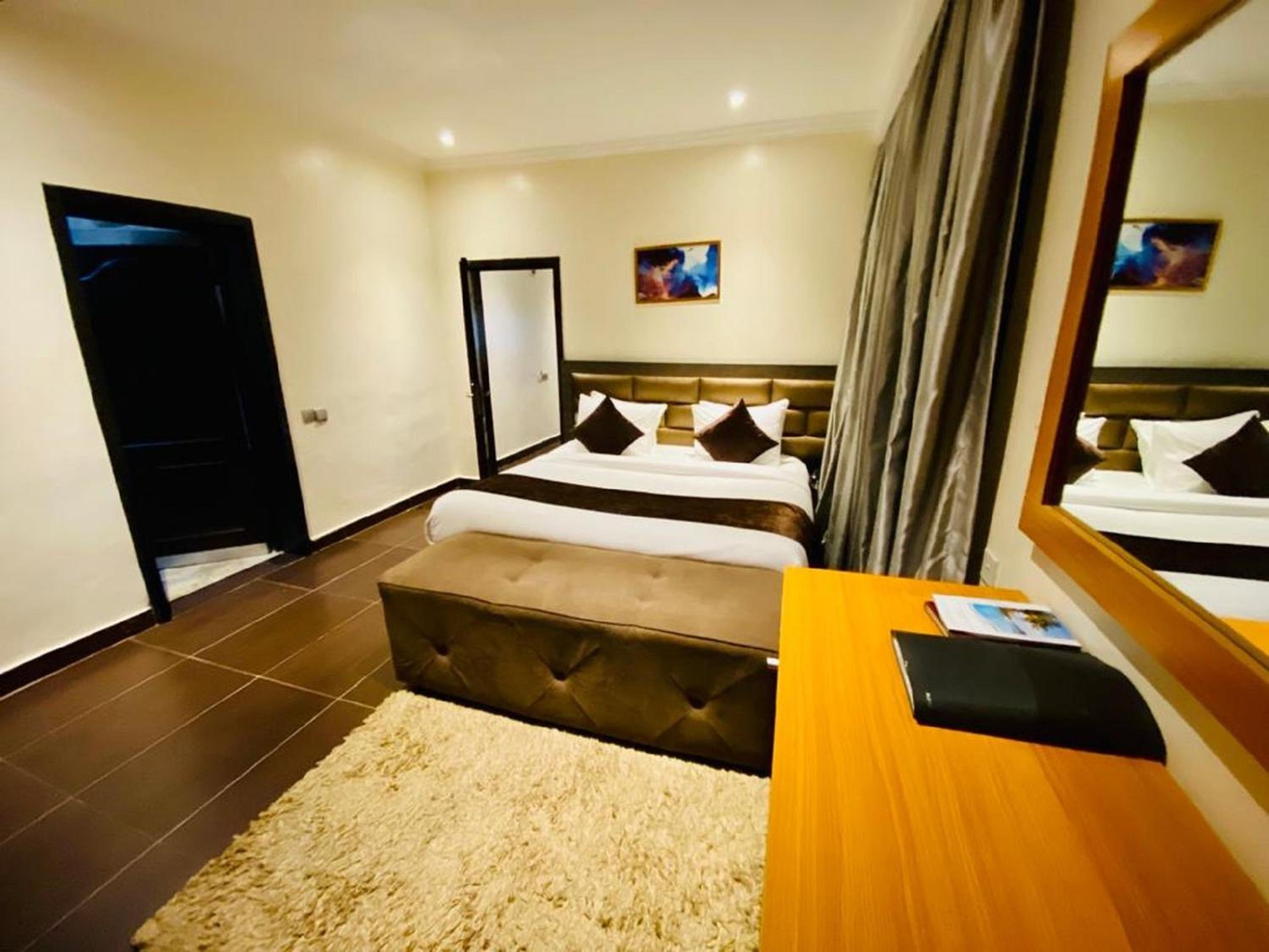 Executive Suite - Photo 4