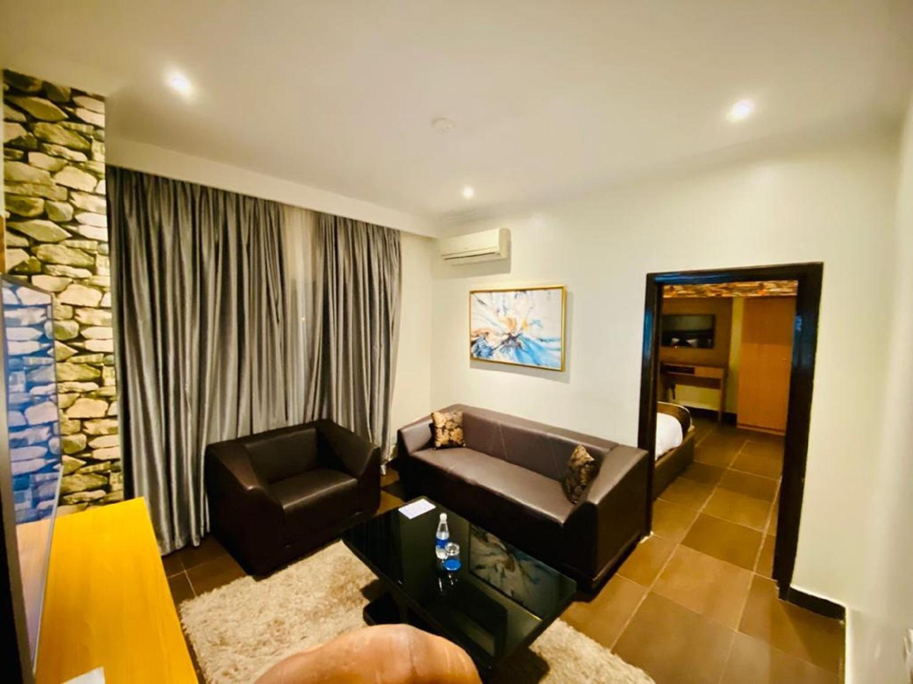 Executive Suite - Photo 3