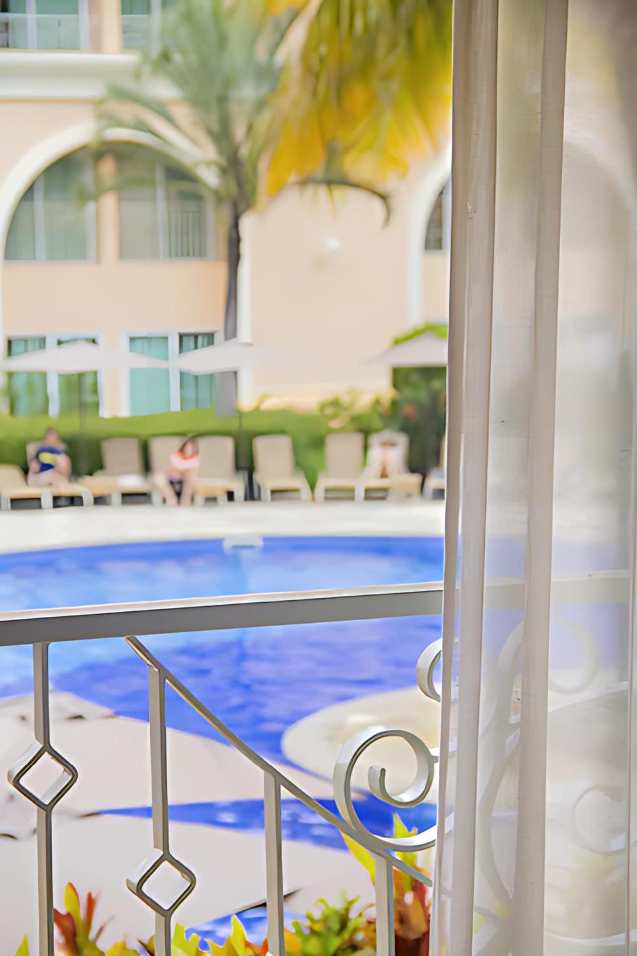 Deluxe Family Room with Pool View photo 2