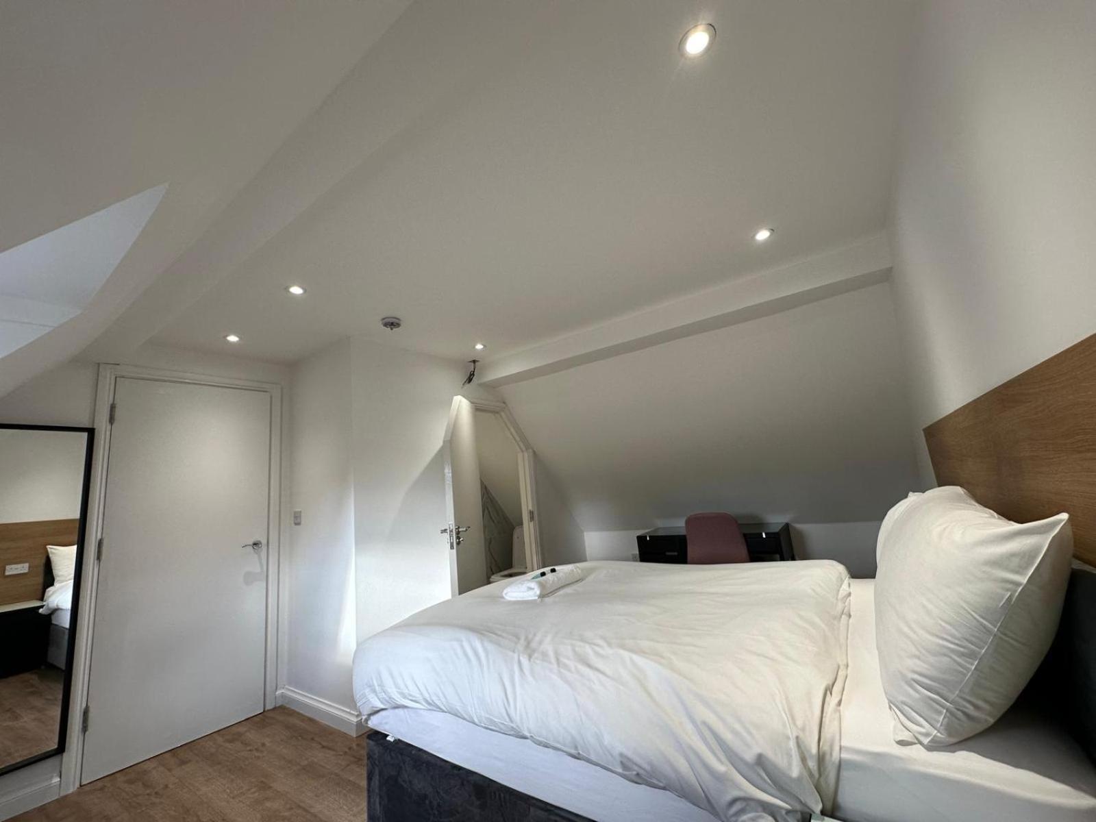 Eight-Bedroom House photo 2