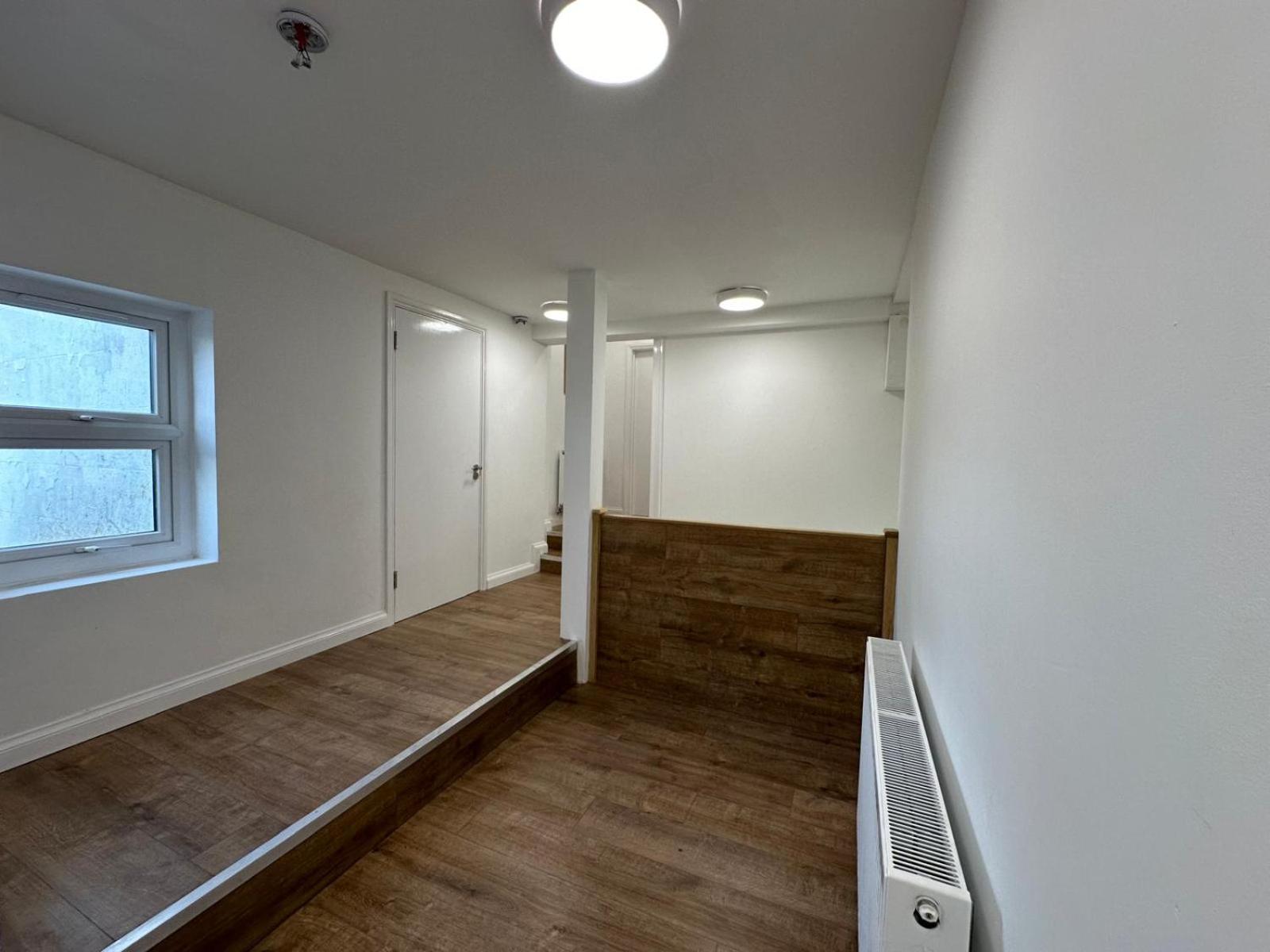 Eight-Bedroom House photo 3