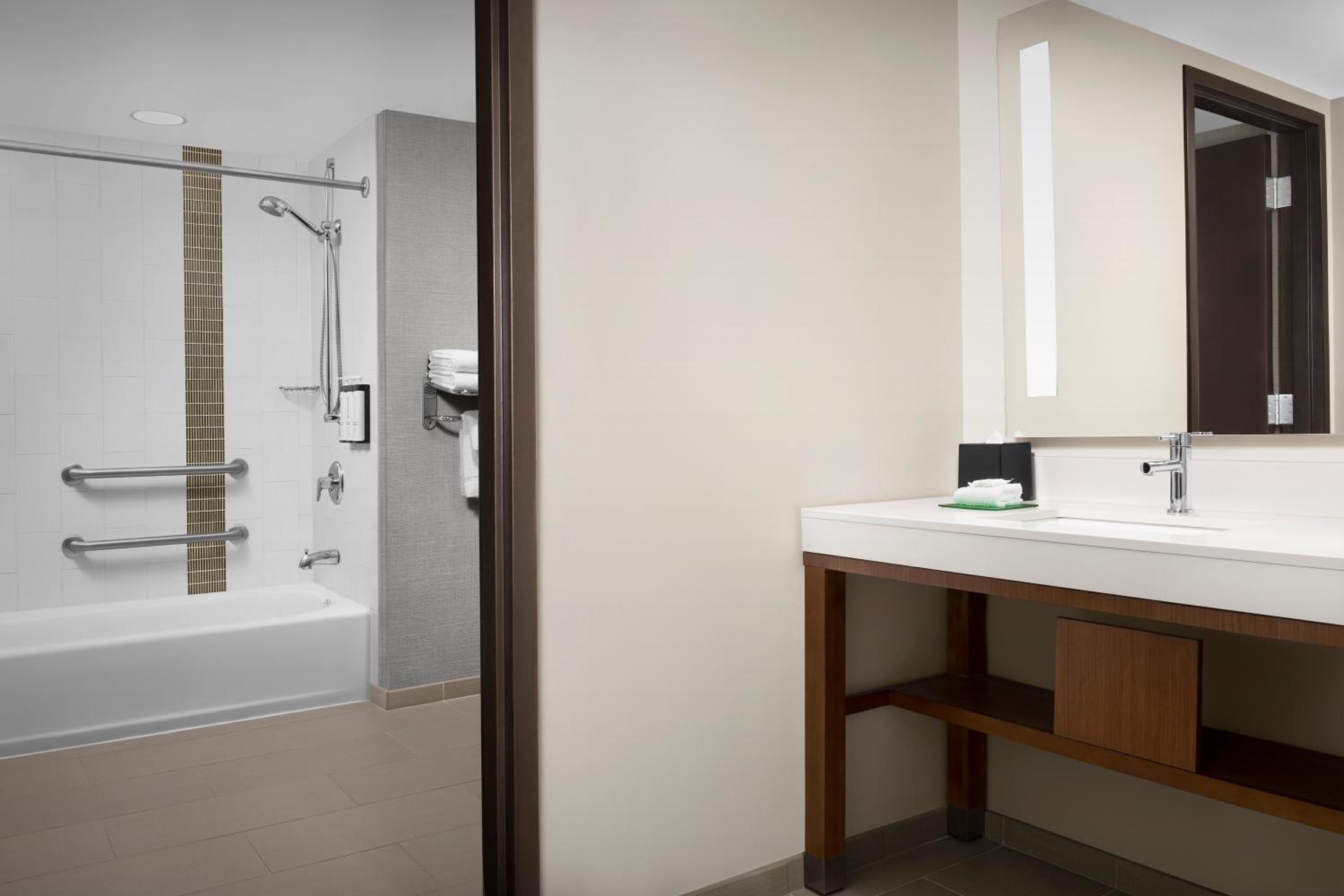 Queen Room with Two Queen Beds and Accessible Tub - Disability Access