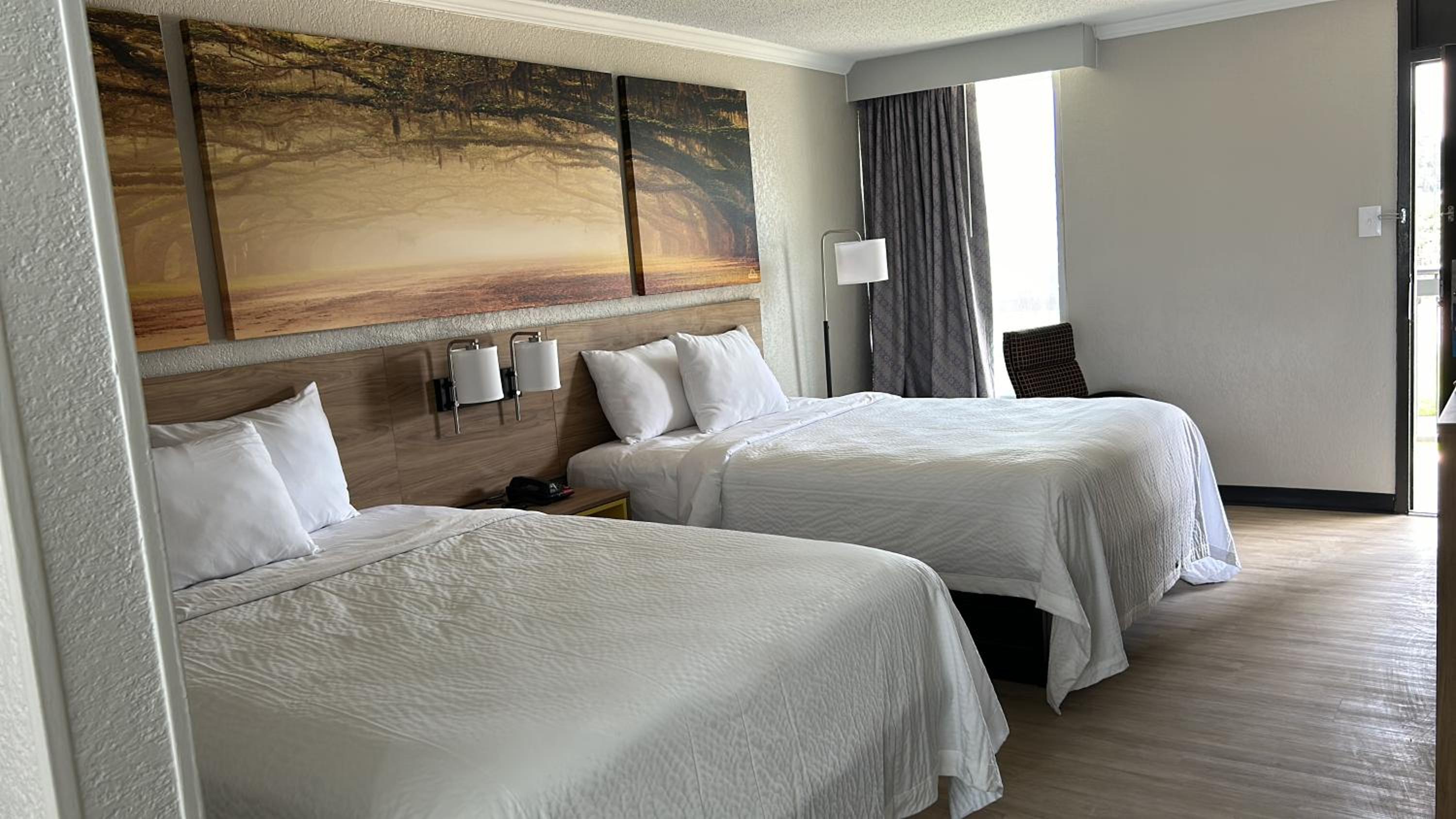Queen Room with Two Queen Beds - Non-Smoking - Photo 11