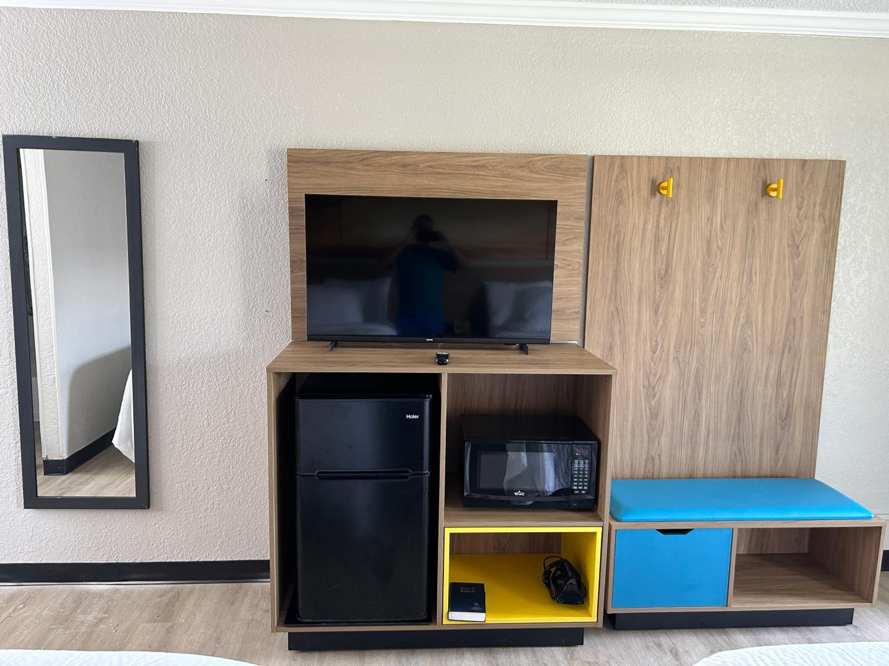 King Room with Mobility Access and Bathtub with Grab Bars, Non-Smoking - Photo 2