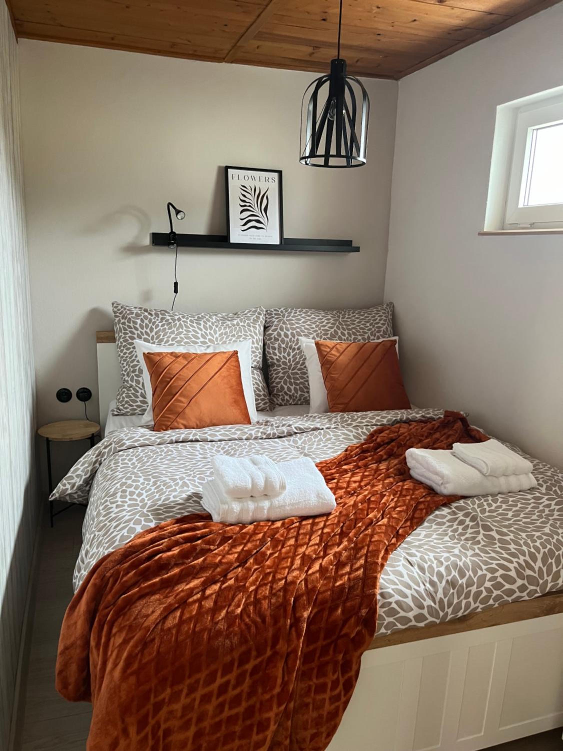 One-Bedroom Apartment photo 1
