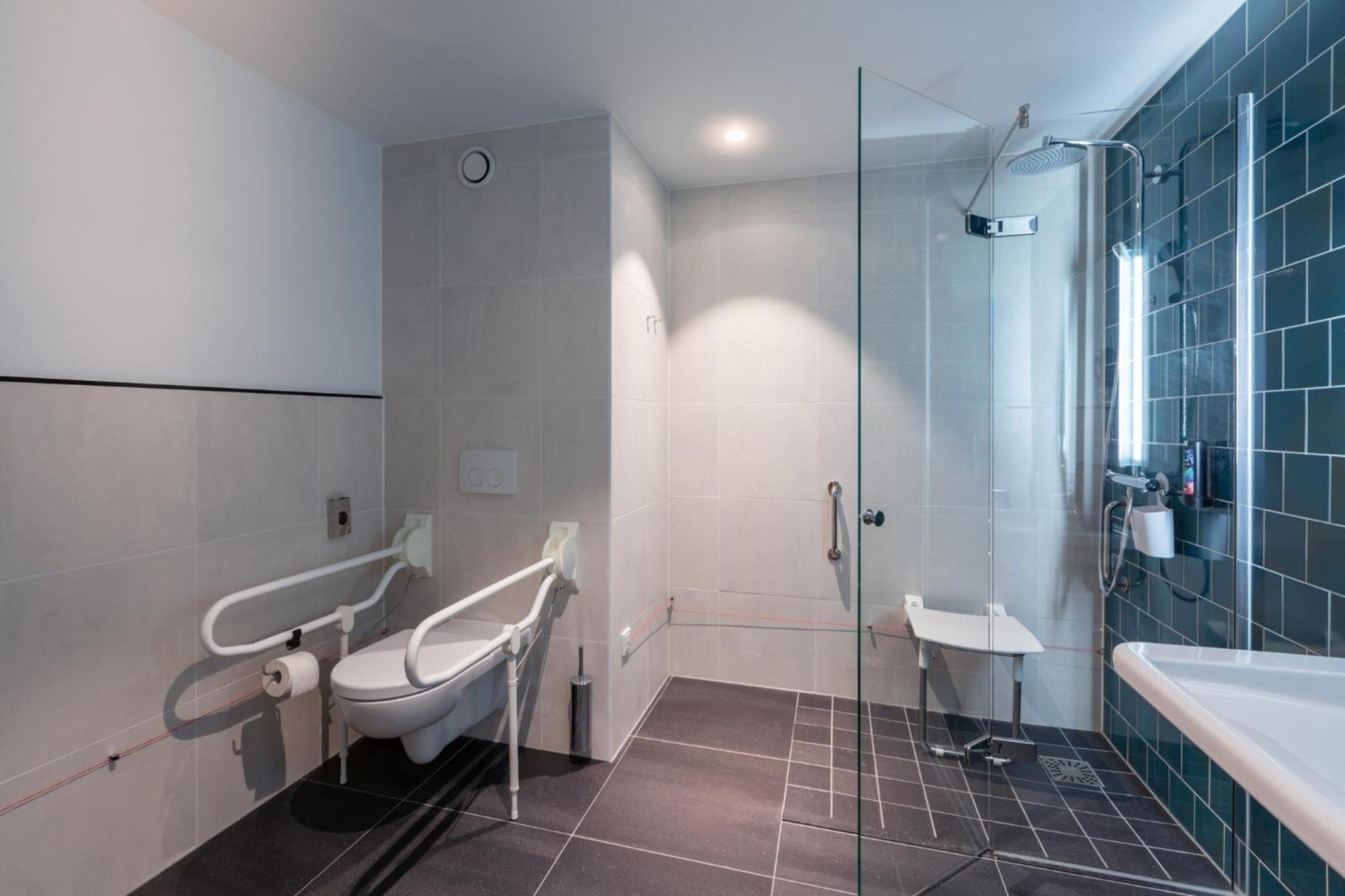 Standard Queen Room - Accessible photo 3