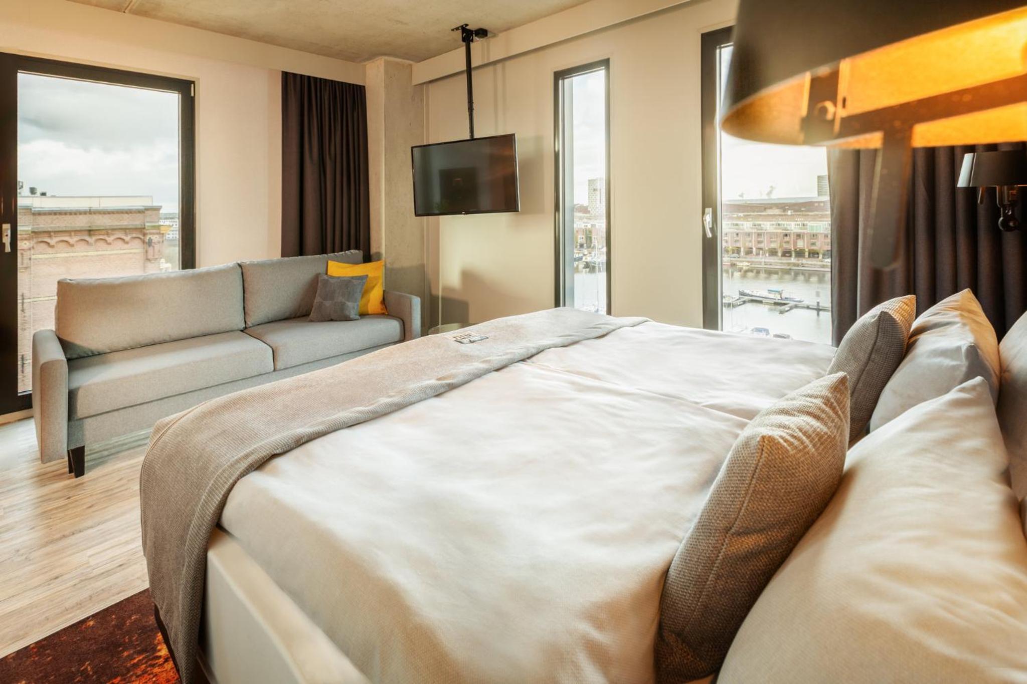 Premium Queen Room with Sofa Bed and Harbor View photo 1