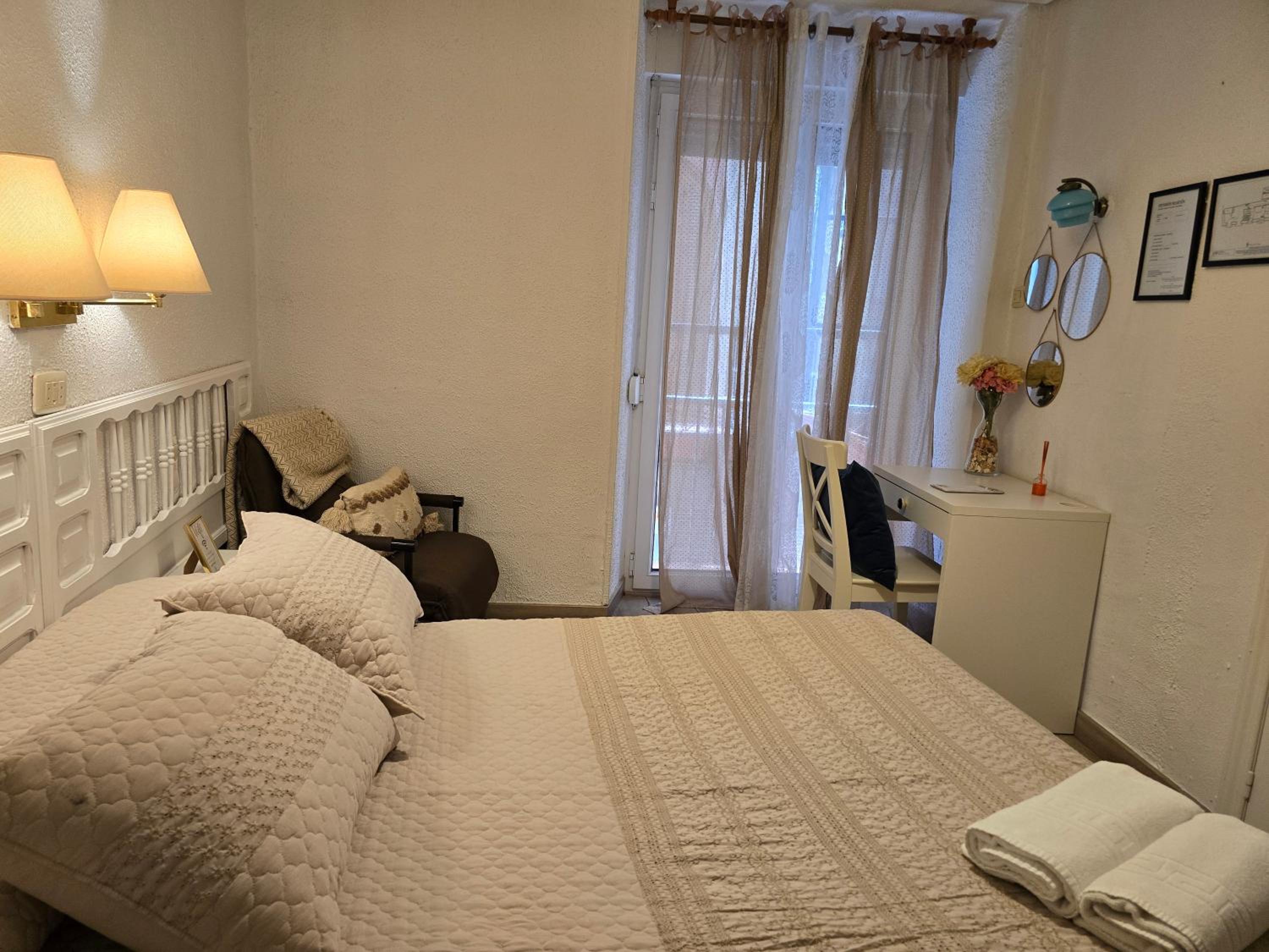 Double Room with Private Bathroom - Photo 2