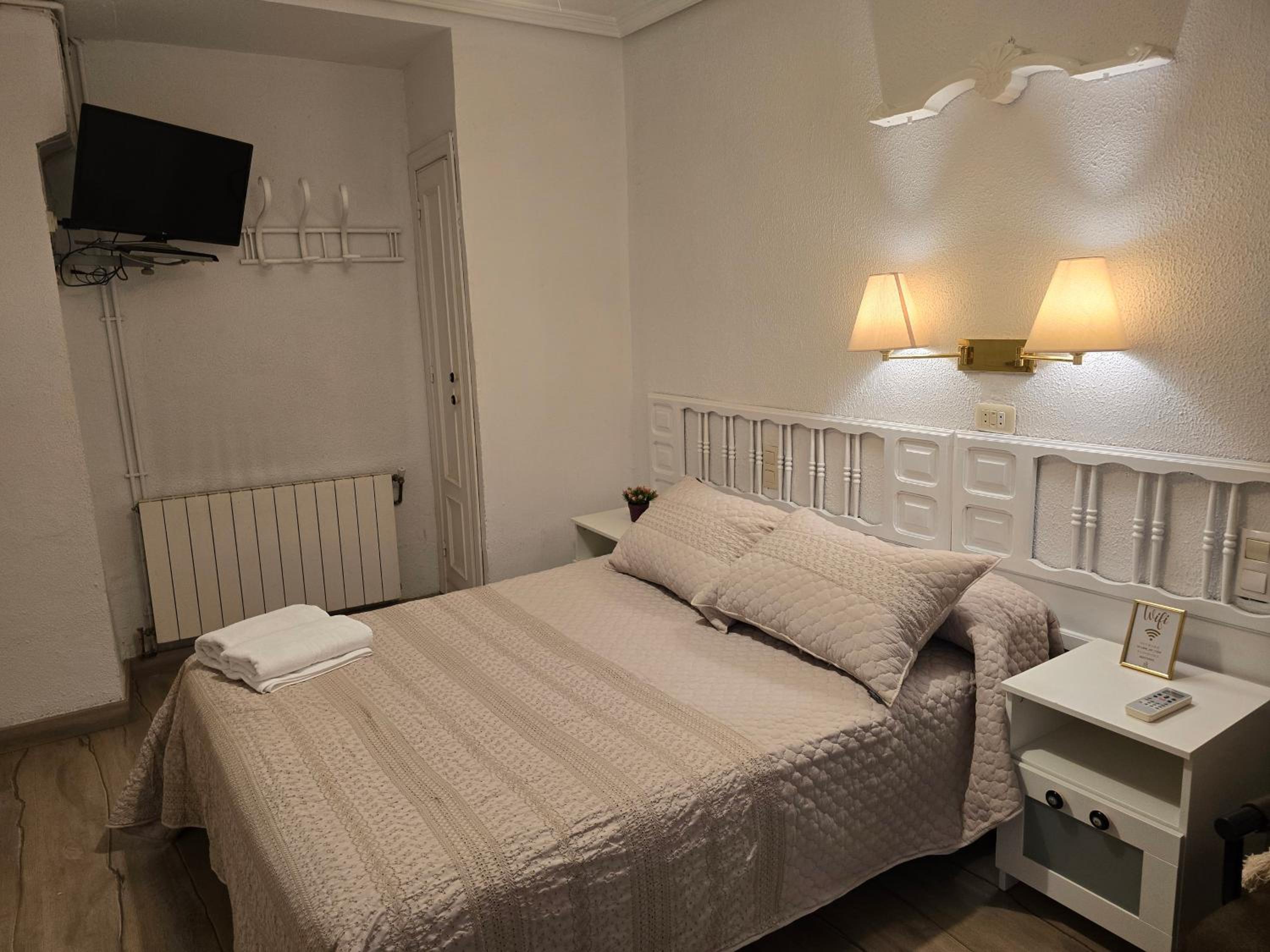 Double Room with Private Bathroom - Photo 3