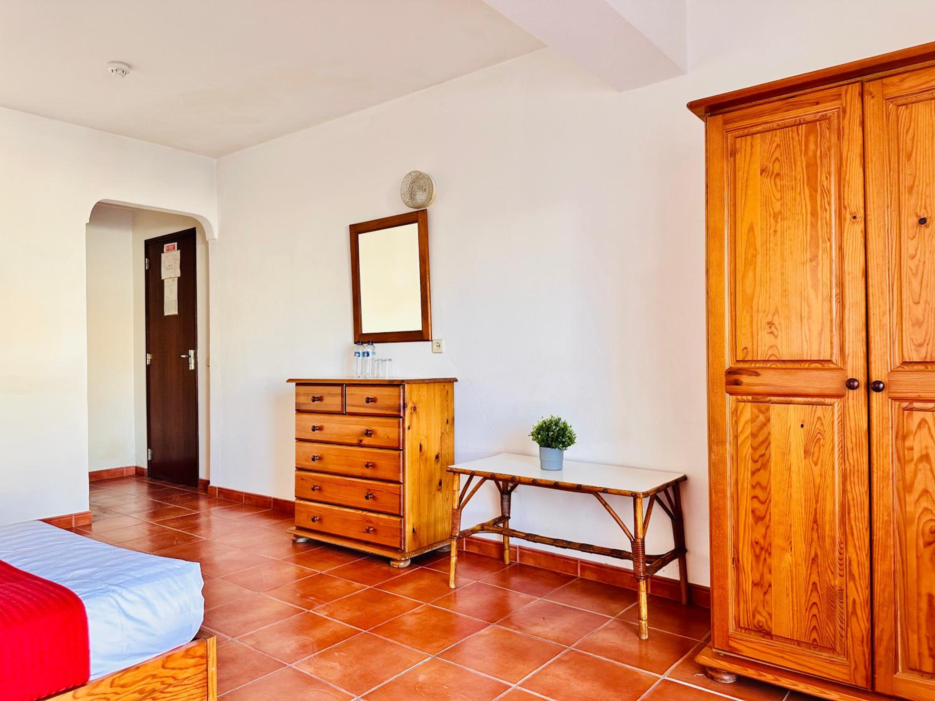 Deluxe Double Room with Side Sea View - Photo 6