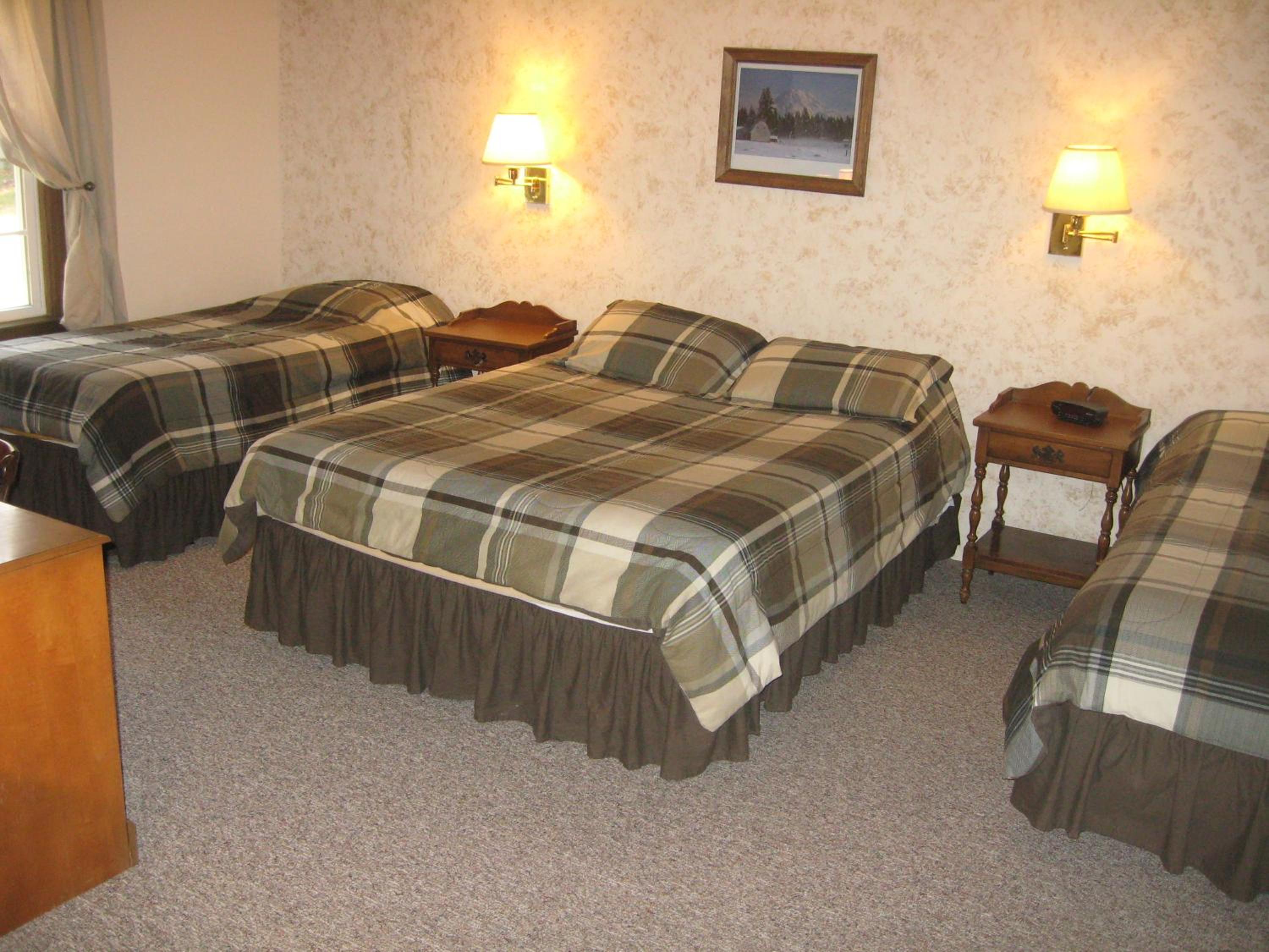 Queen and Twin Room  photo 3