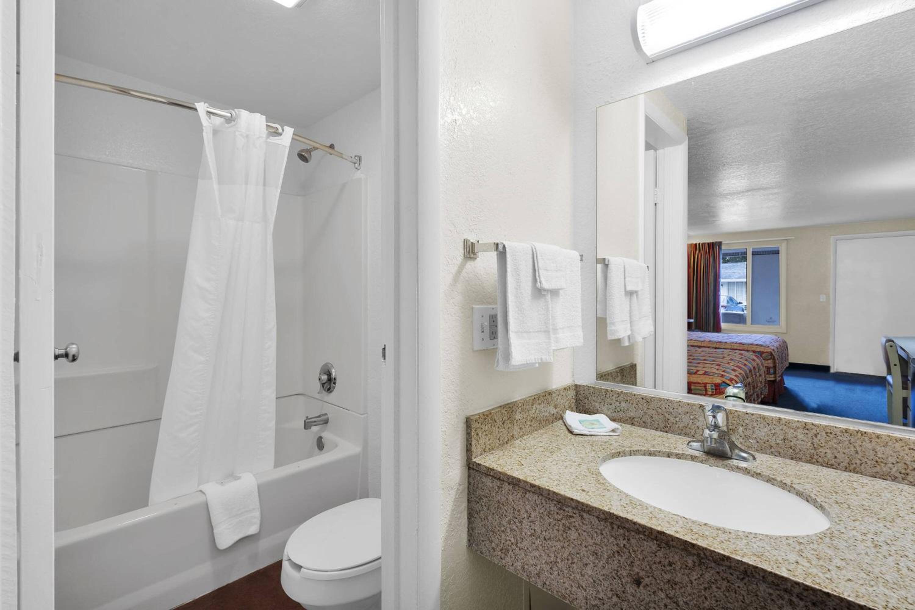 Double Room with Two Double Beds - Smoking photo 3