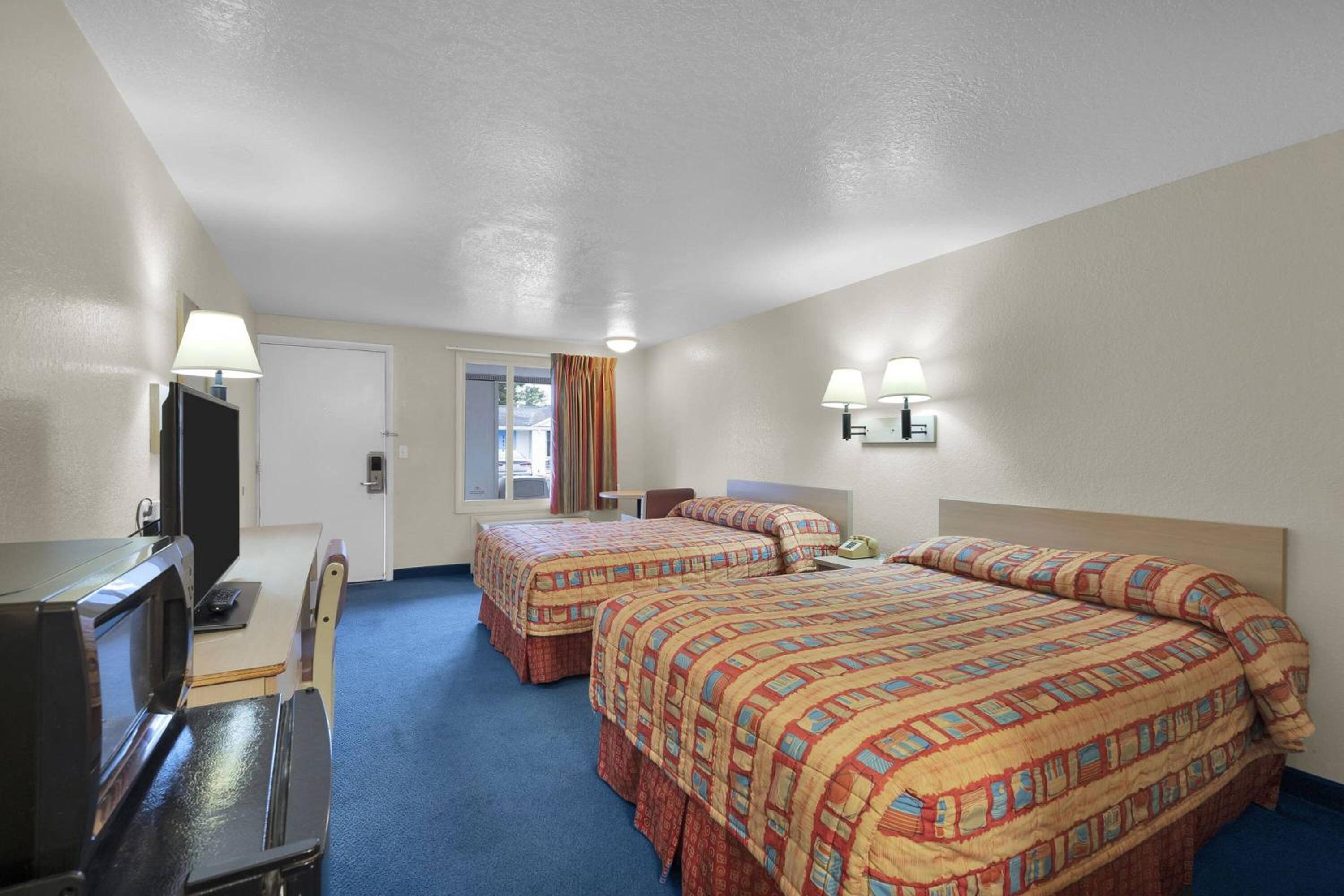 Double Room with Two Double Beds - Smoking photo 2