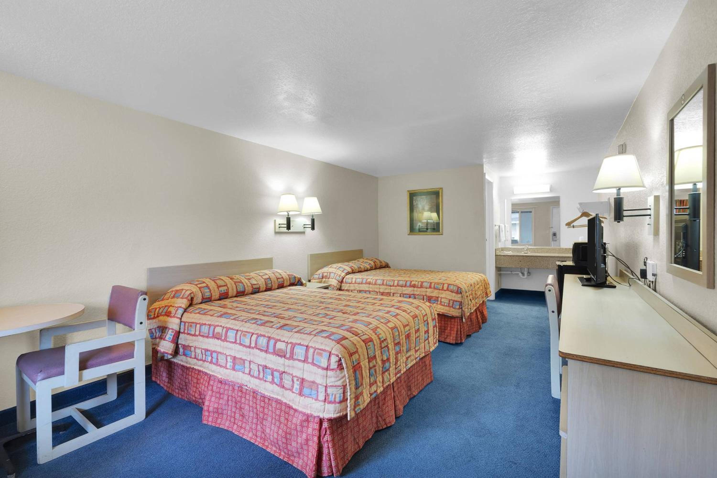 Deluxe Double Room with Two Double Beds - Disability Access - Smoking photo 2