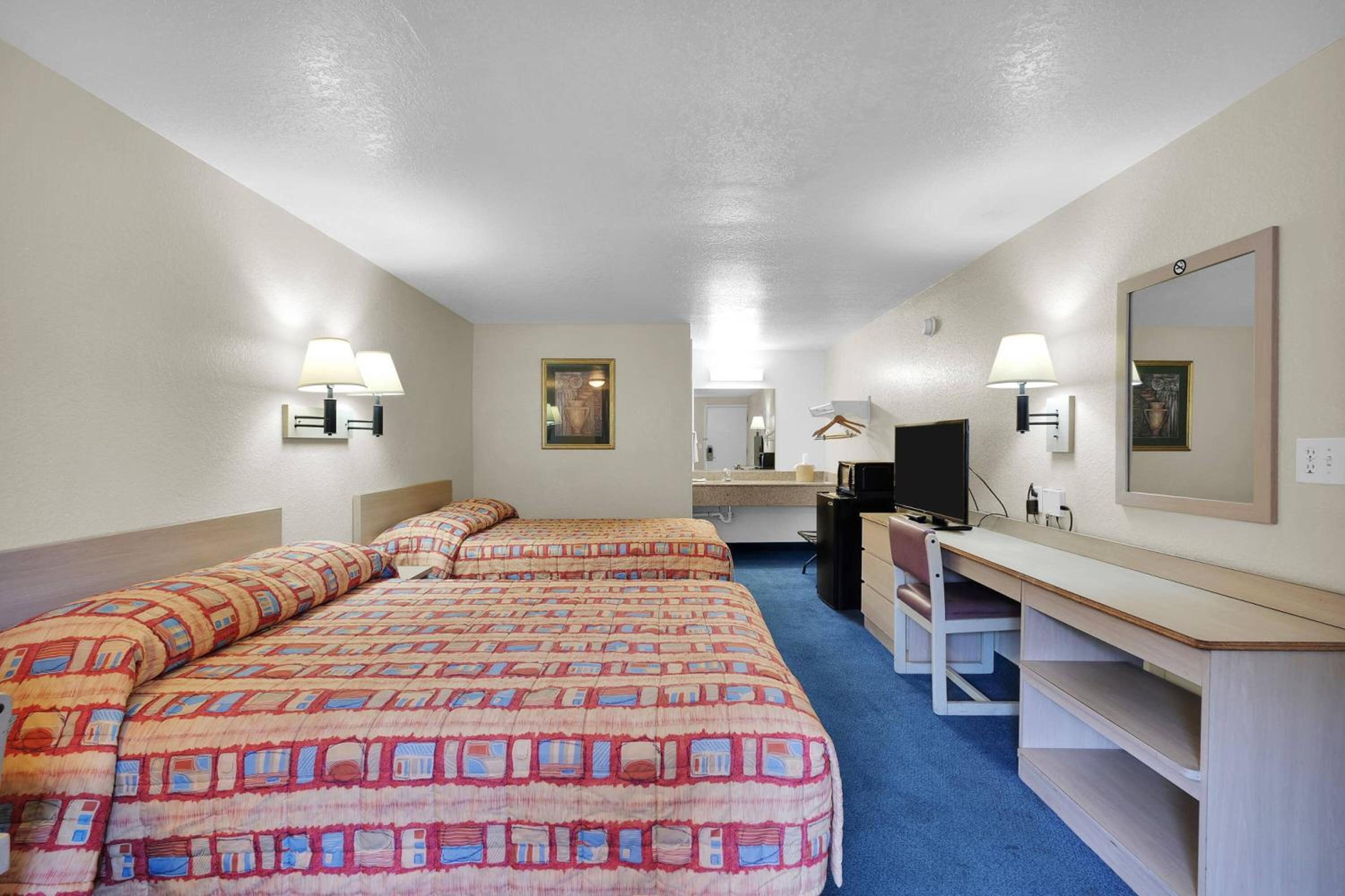 Double Room with Two Double Beds - Smoking photo 1