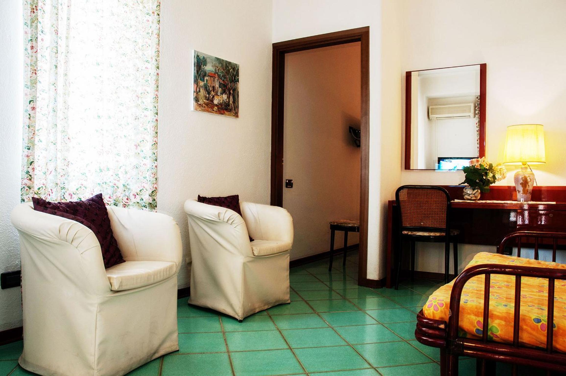 Double Room with Balcony - Photo 8