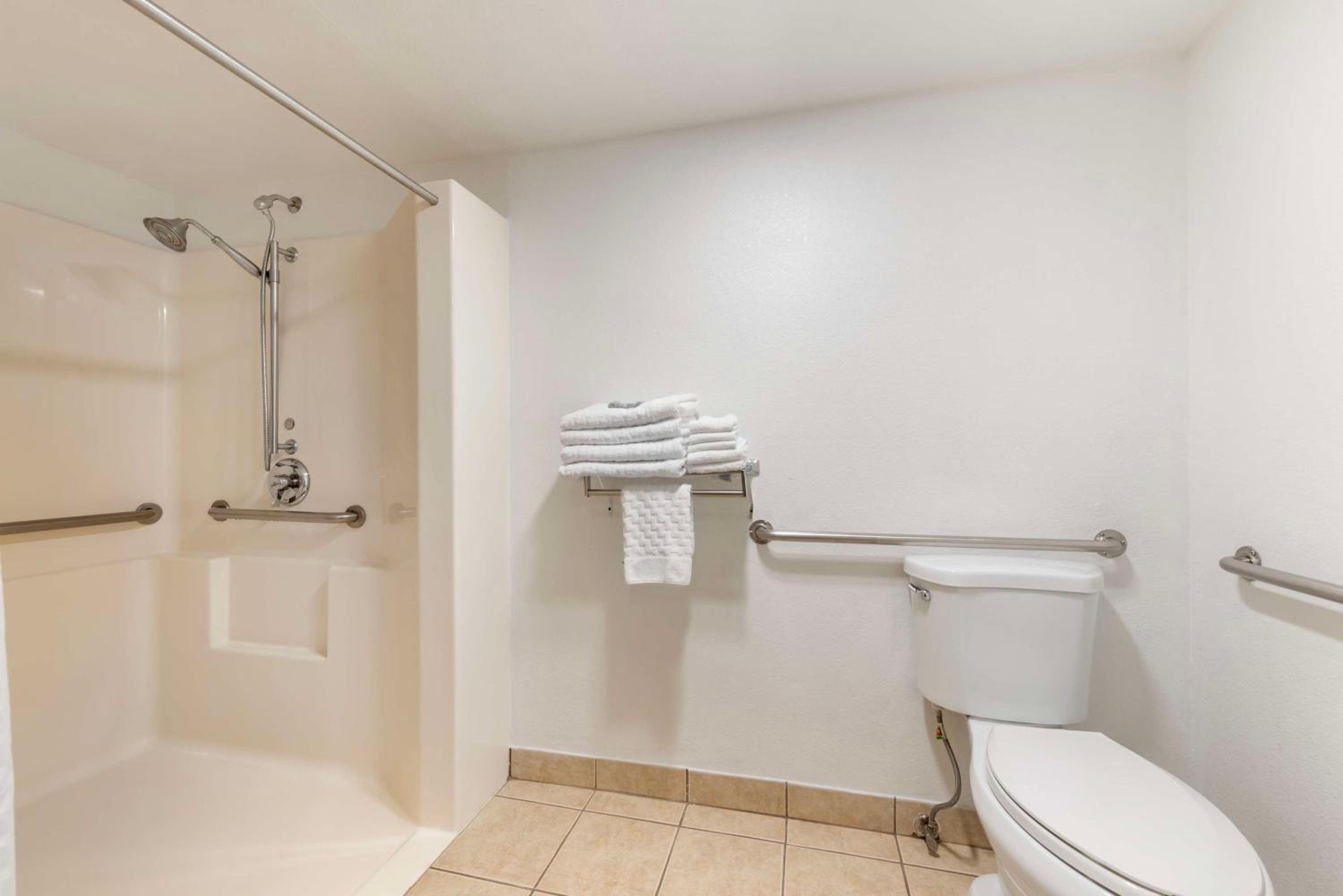 Queen Room - Mobility Access - Photo 5