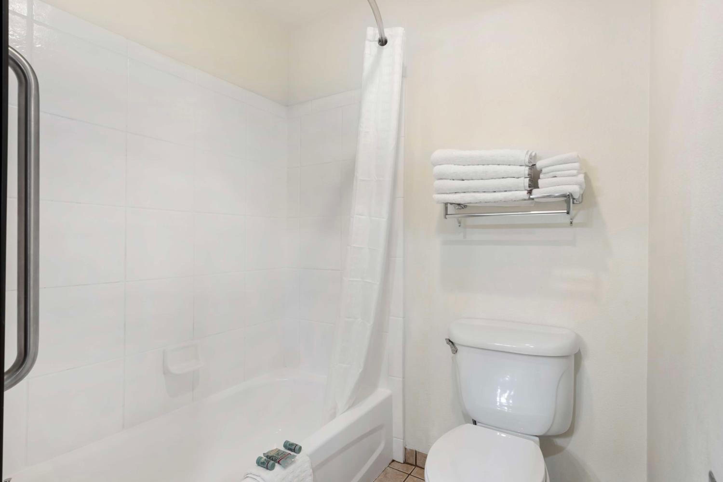King Room - Pet Friendly/Non-Smoking - Photo 4