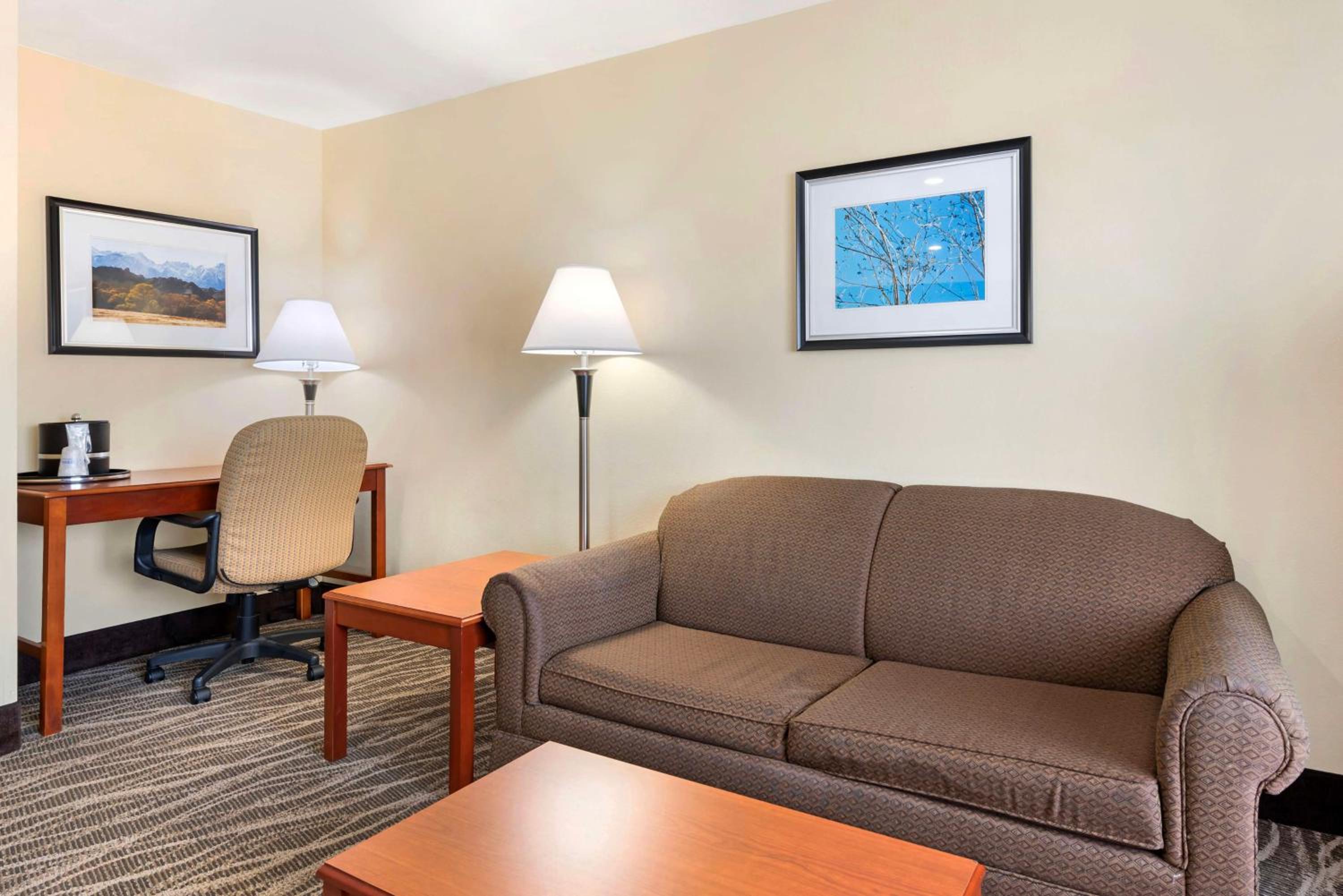 King Suite with Sofa and Soaker Tub - Non-Smoking - Photo 3