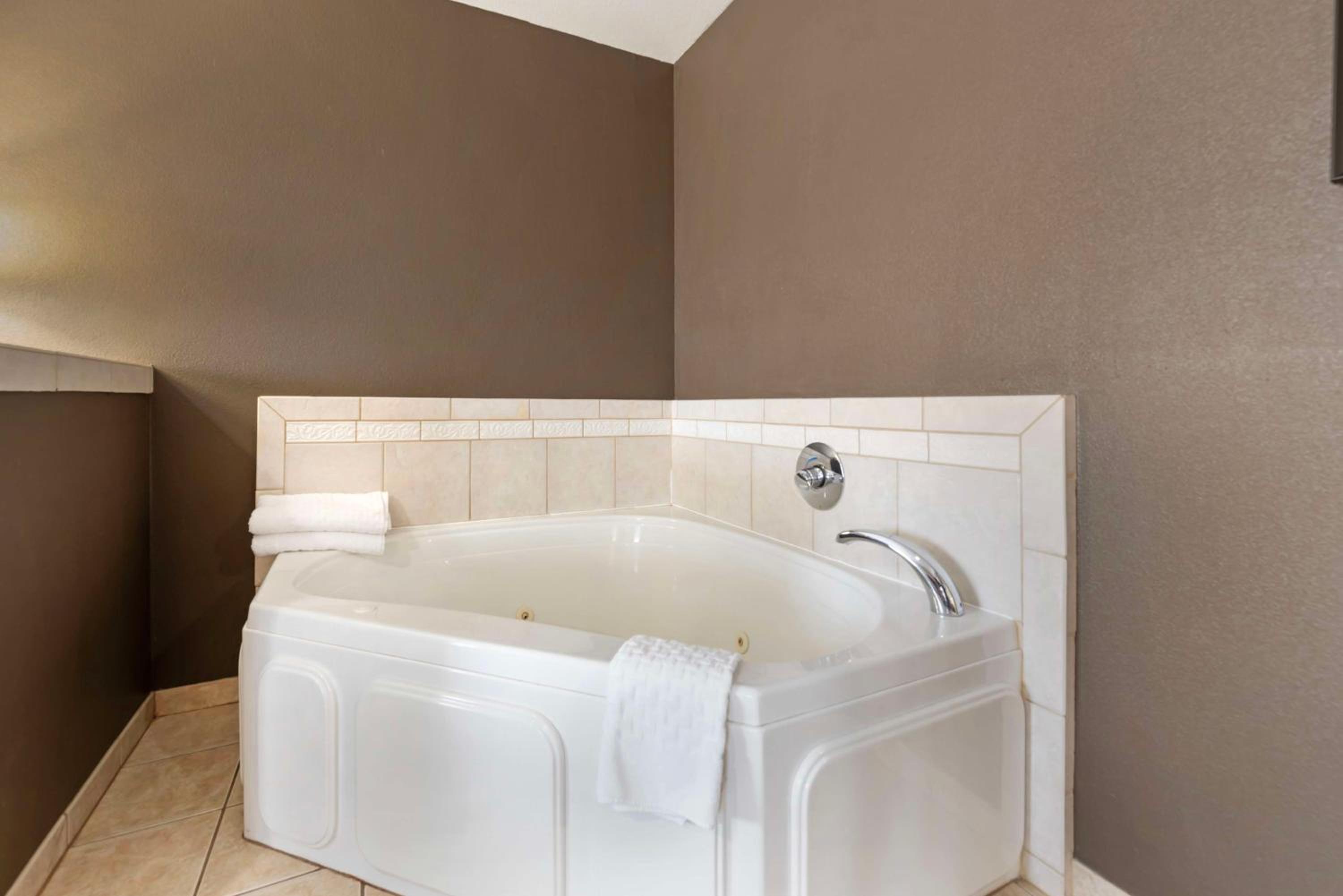 King Suite with Sofa and Soaker Tub - Non-Smoking - Photo 5