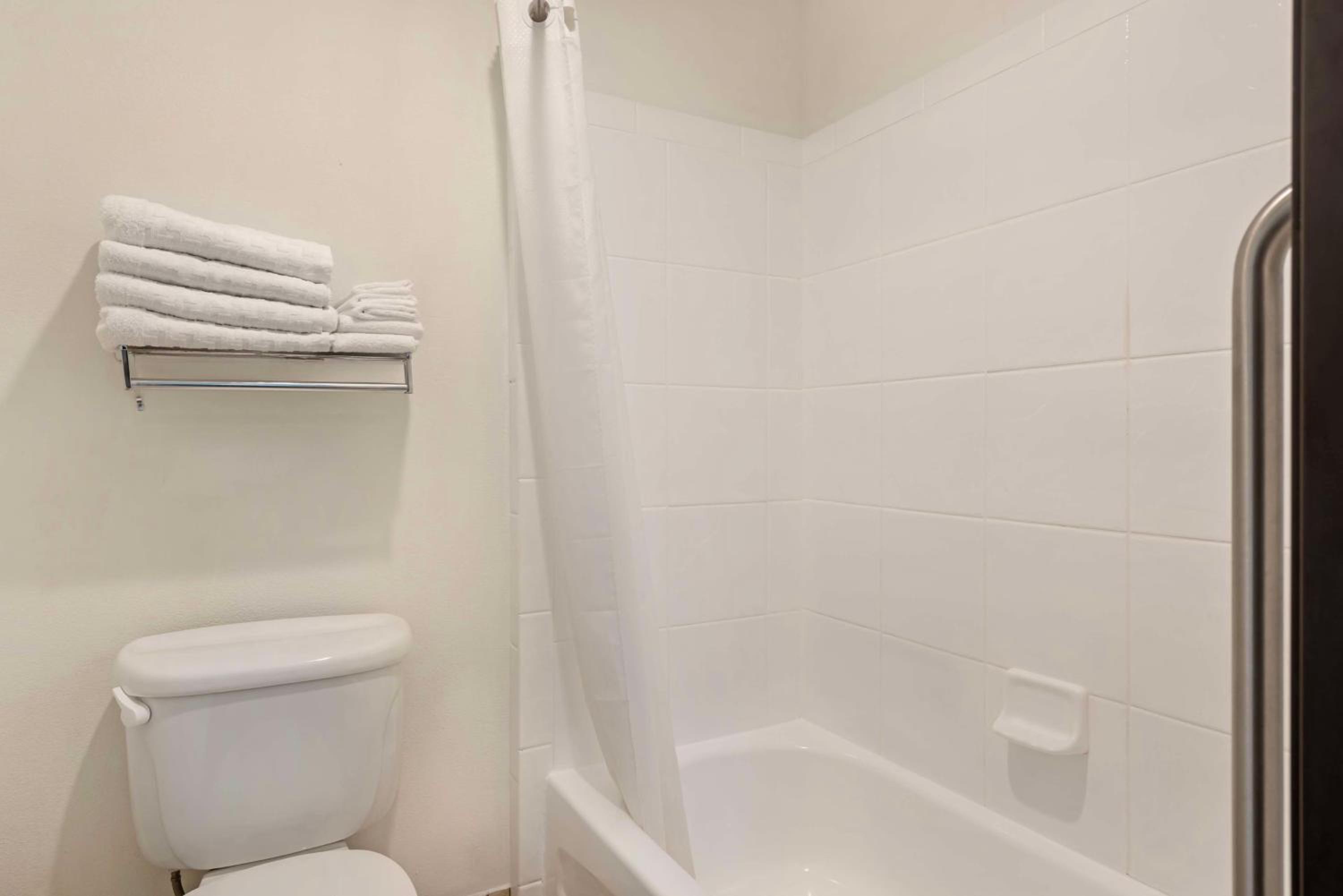 King Suite with Sofa and Soaker Tub - Non-Smoking - Photo 2
