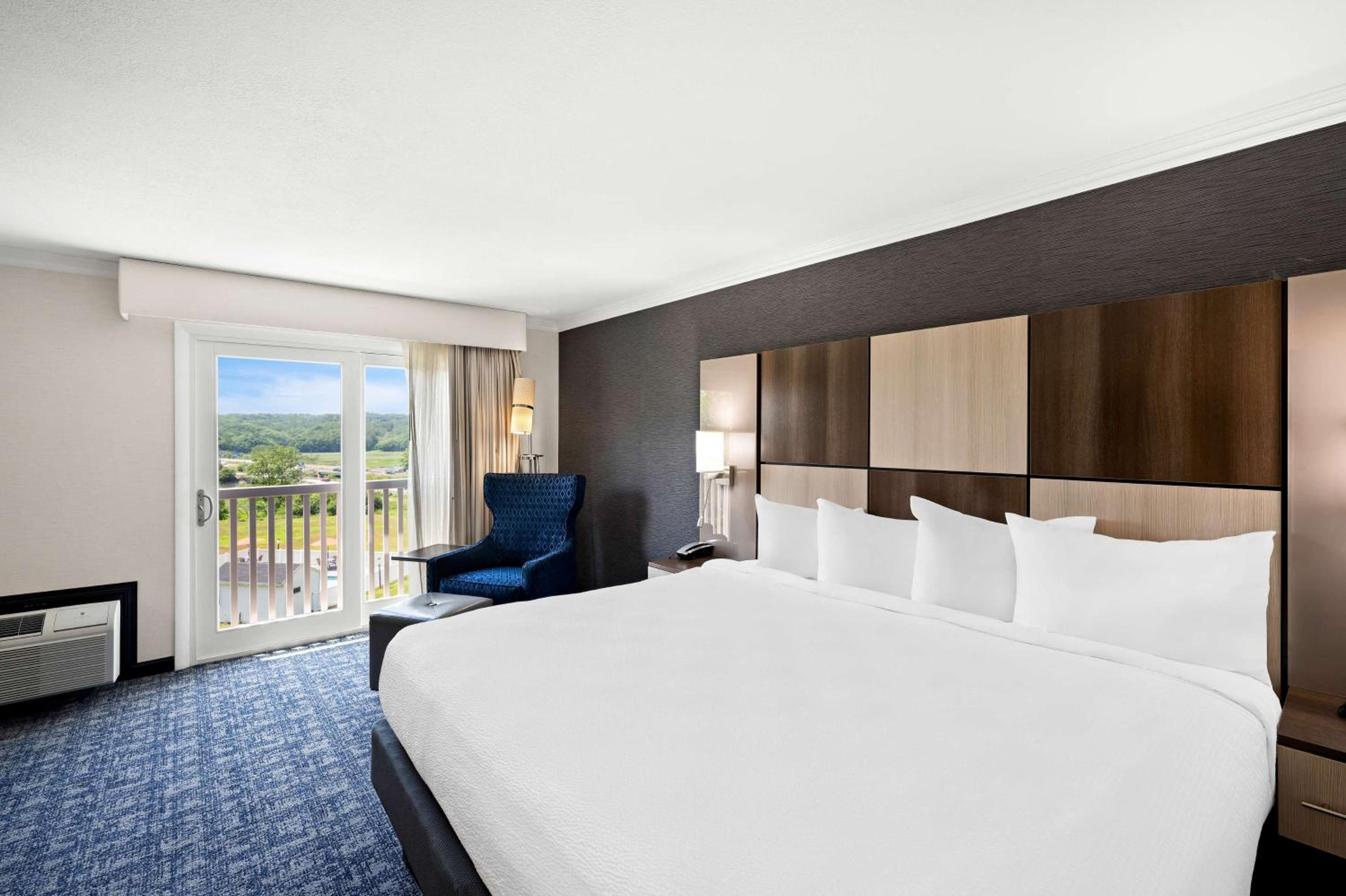King Room with Scenic View - Non-Smoking - Photo 4