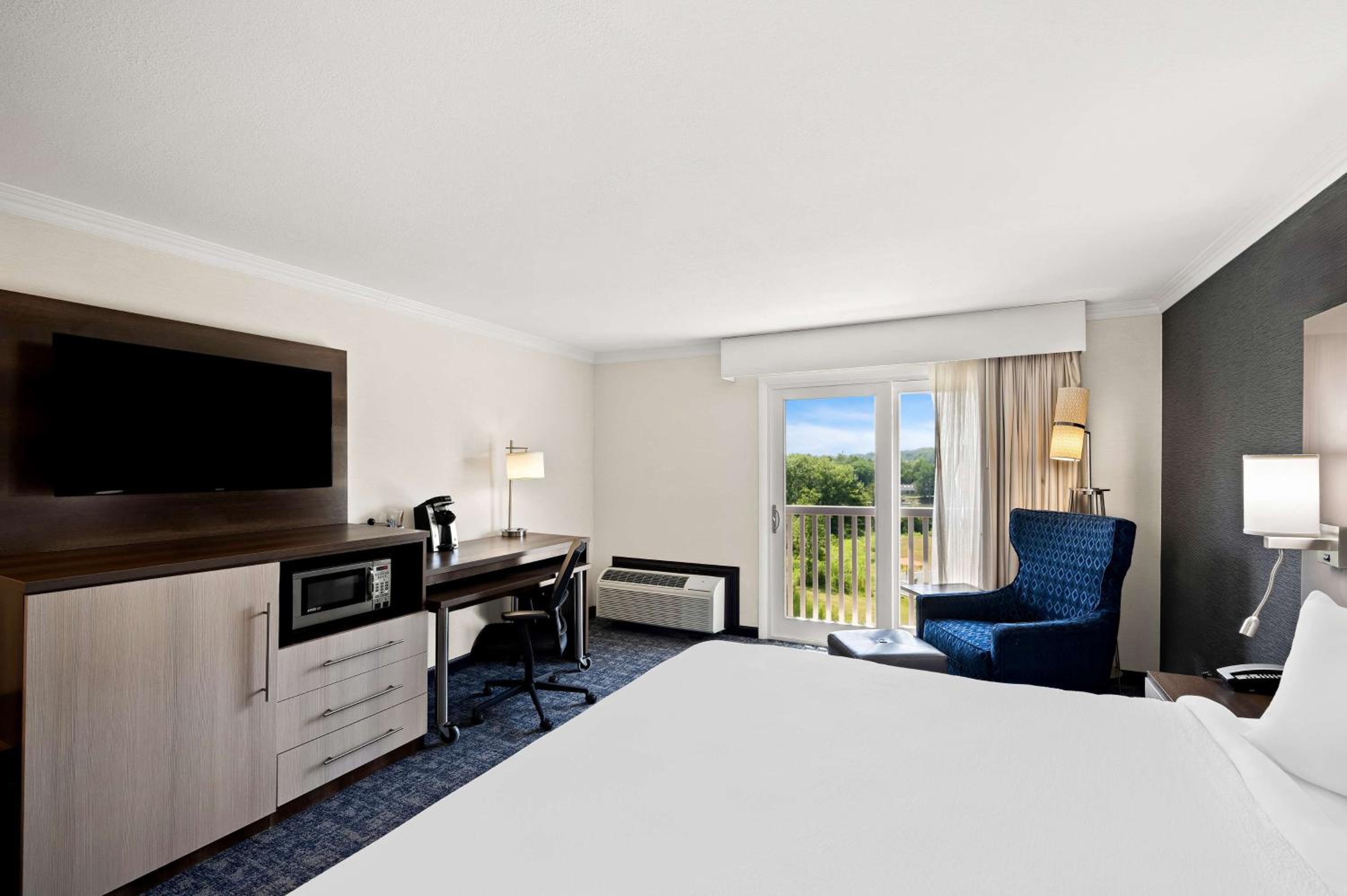 King Room with Scenic View - Non-Smoking - Photo 3