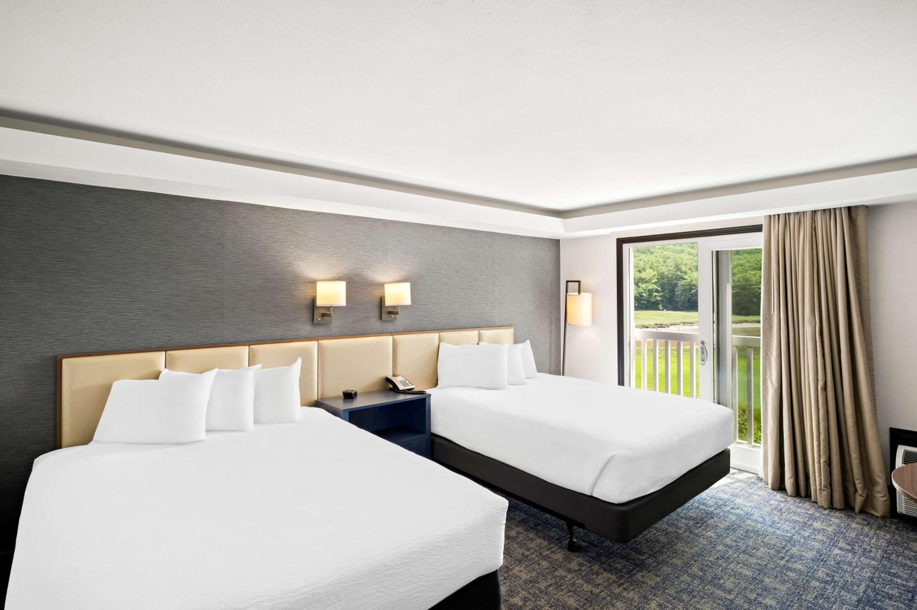 Queen Room with Two Queen Beds and River View - Photo 4