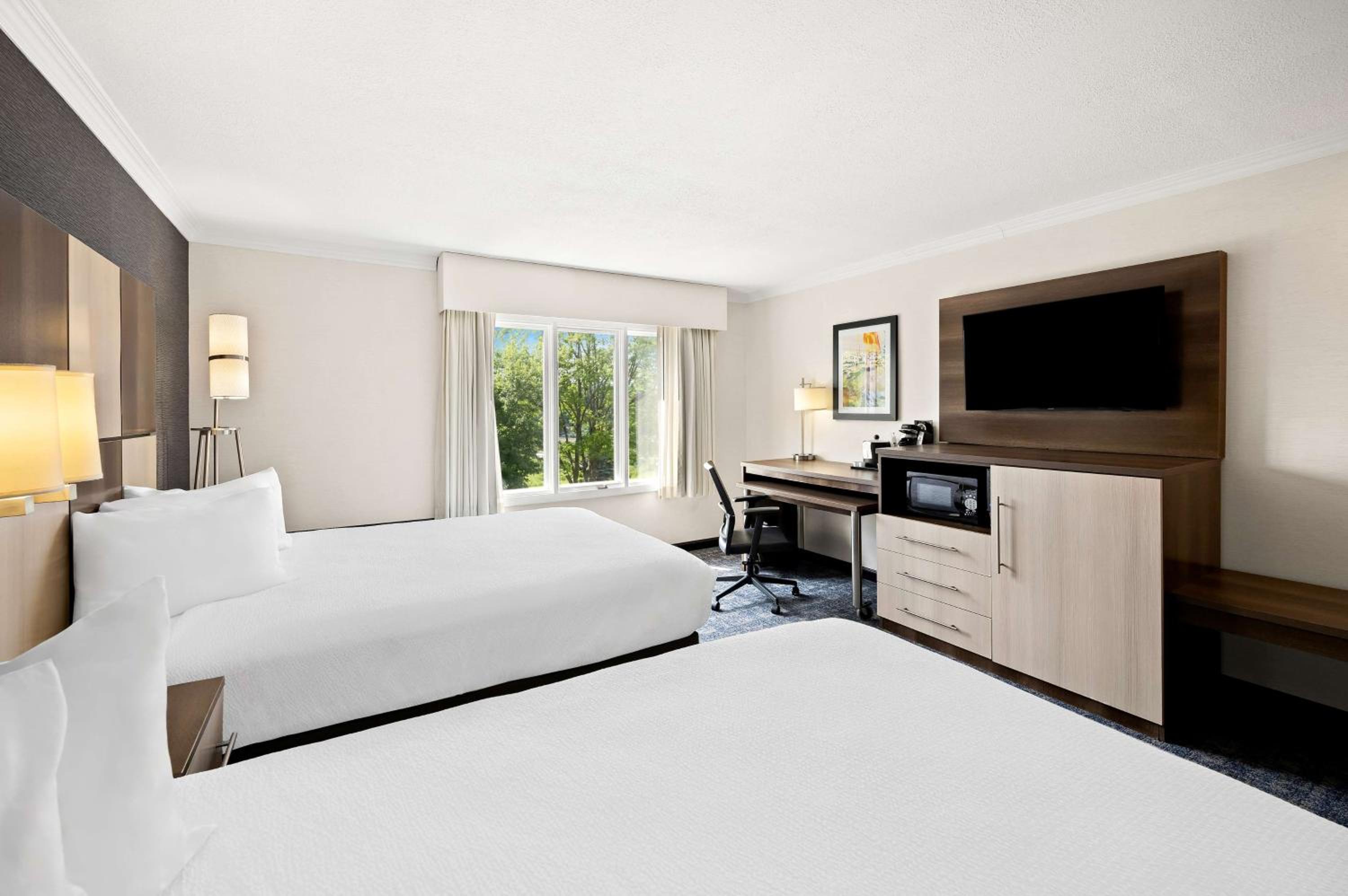 Queen Room with Two Queen Beds and Scenic View - Photo 3
