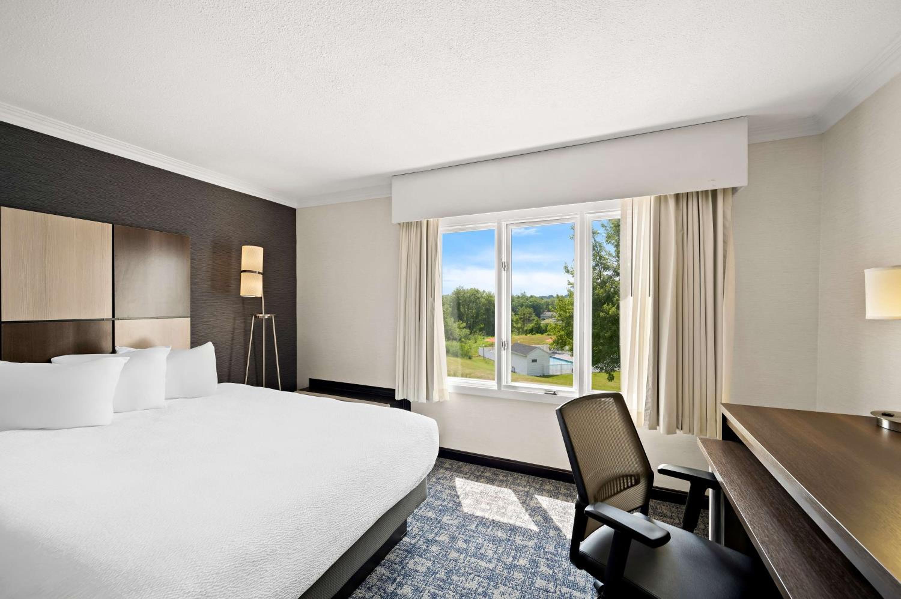 King Room with Hot Tub and Scenic View - Photo 3