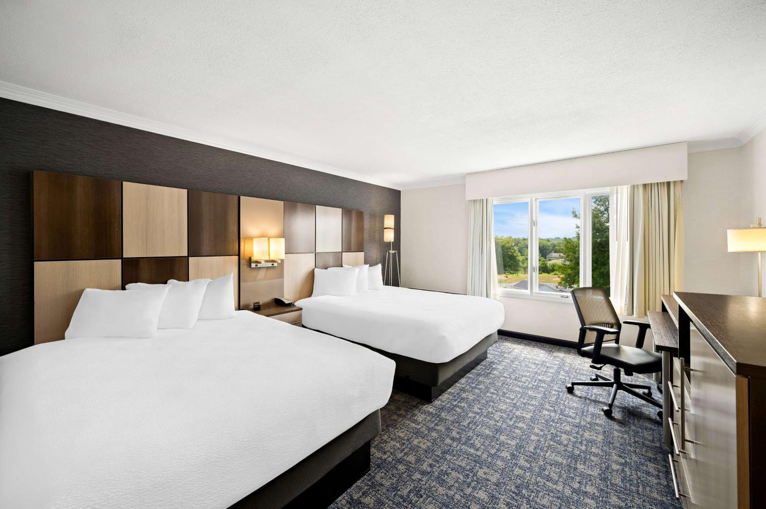 Queen Room with Two Queen Beds and Scenic View - Photo 4