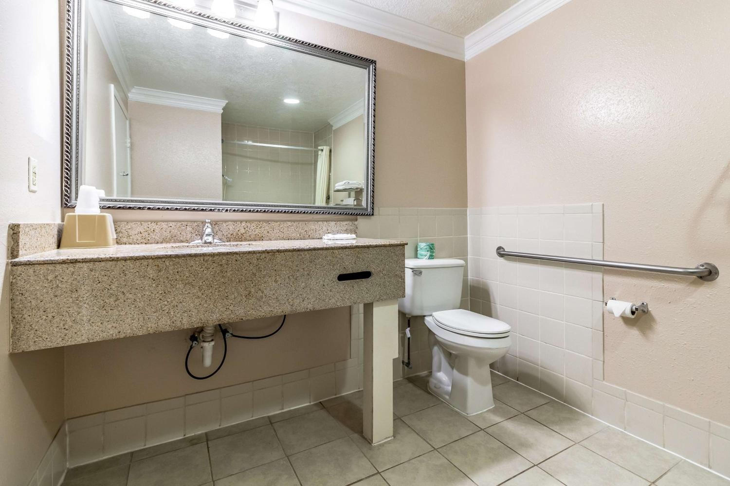 King Room - Disability Access - Non-Smoking - Photo 3