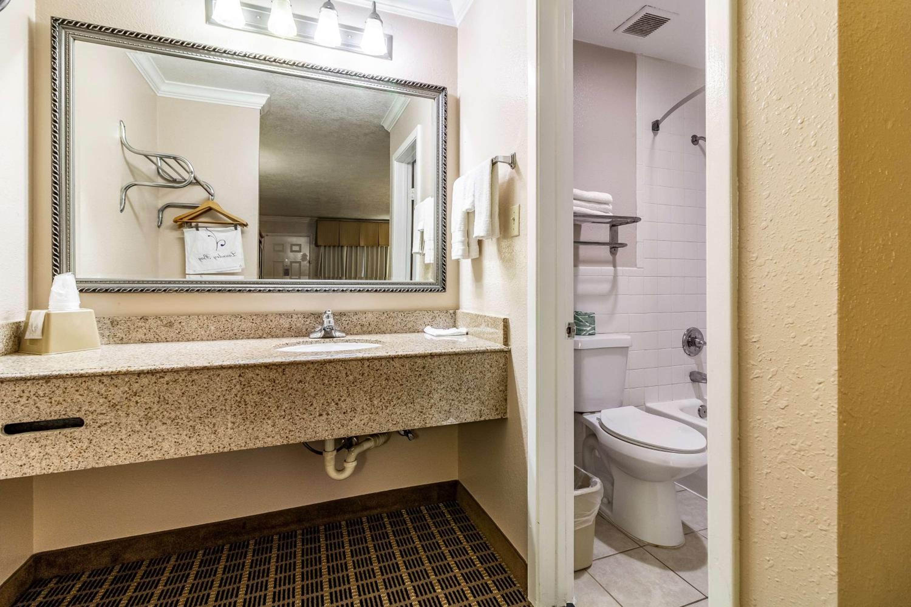 Queen Room with Two Queen Beds - Non-Smoking - Photo 6