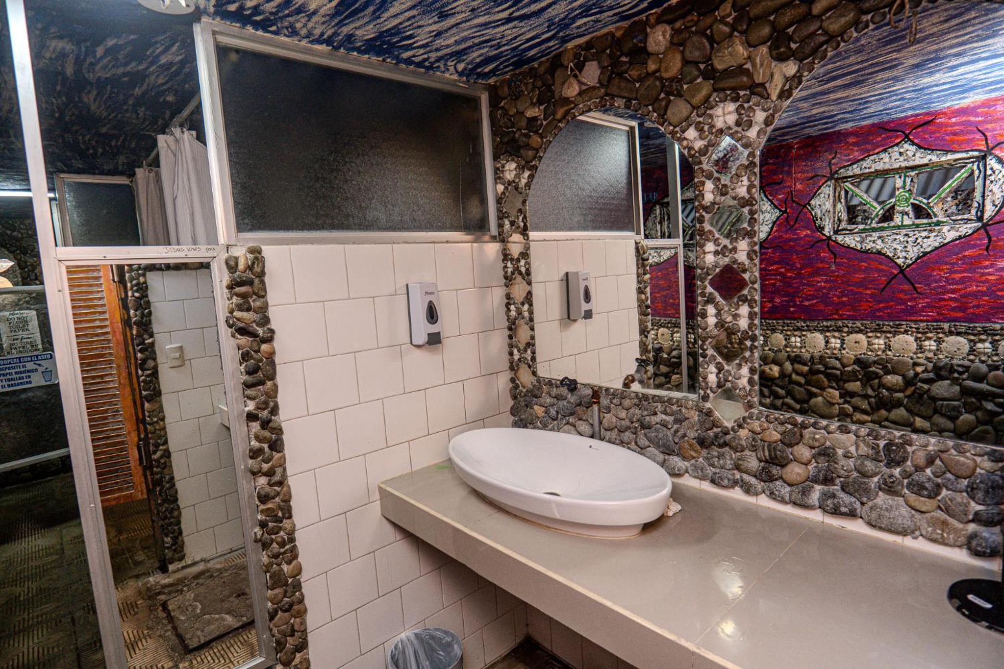 Family Room with Shared Bathroom photo 2