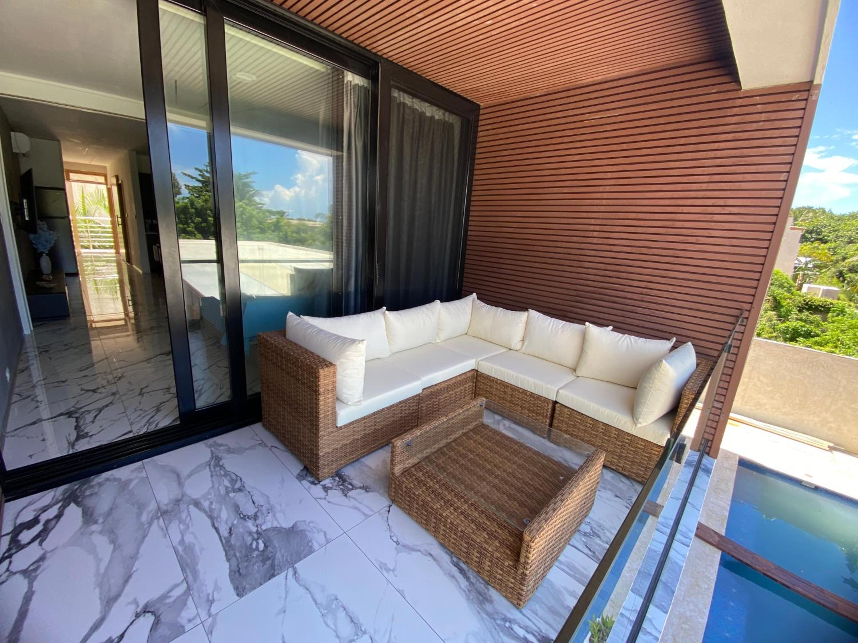 Apartment with Pool View