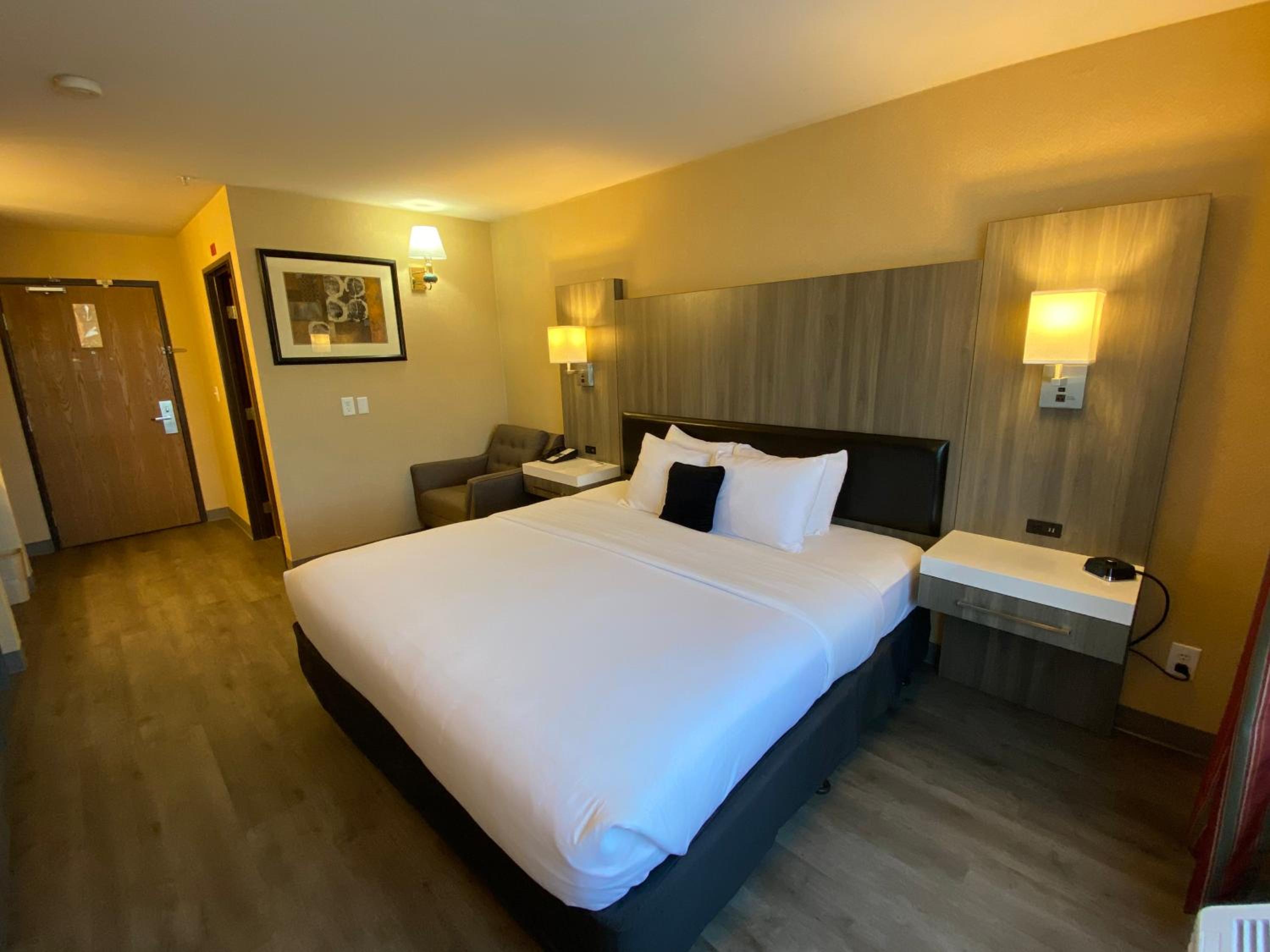 King Room - Non Smoking - Photo 2