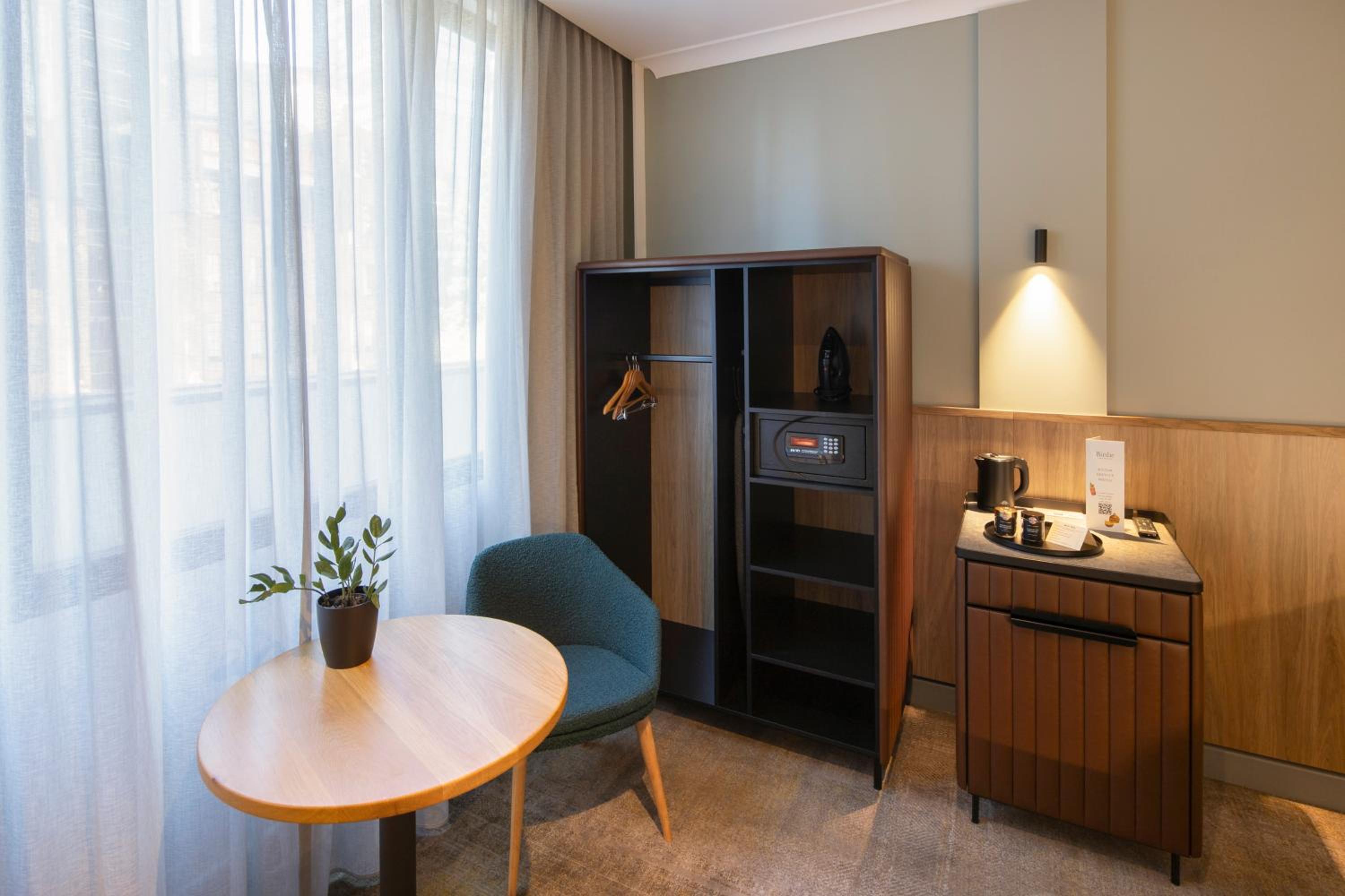 Accessible Double Room thumbnail 6