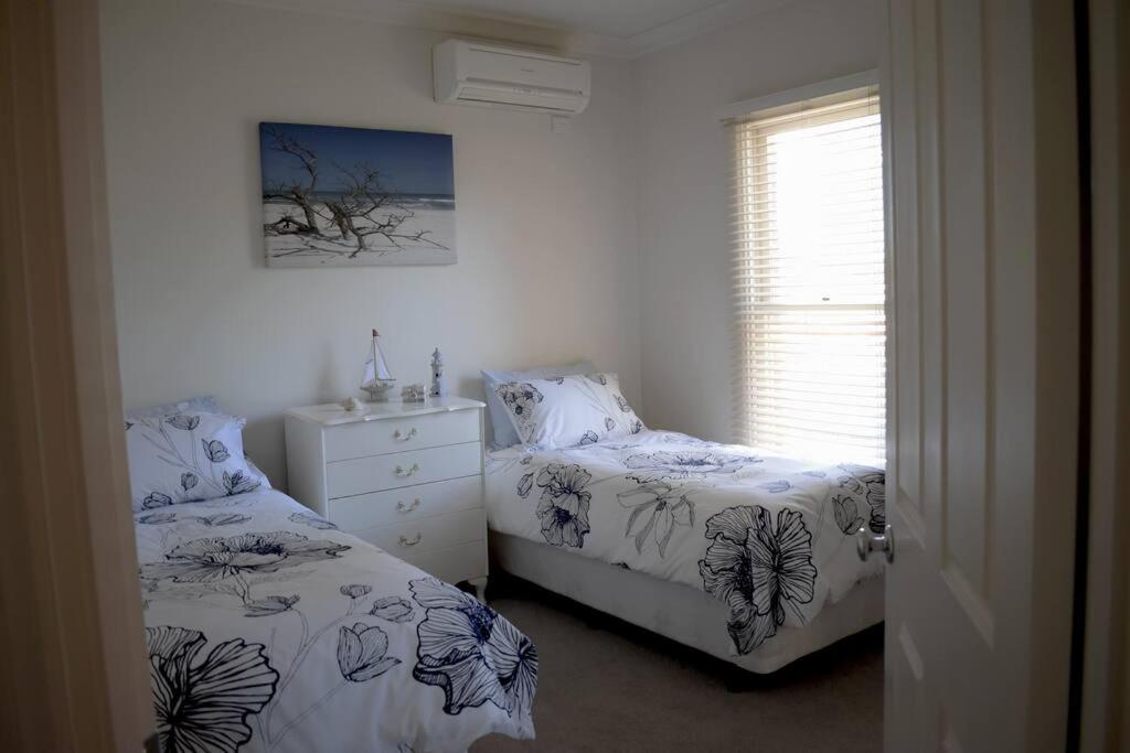 Three-Bedroom House photo 3