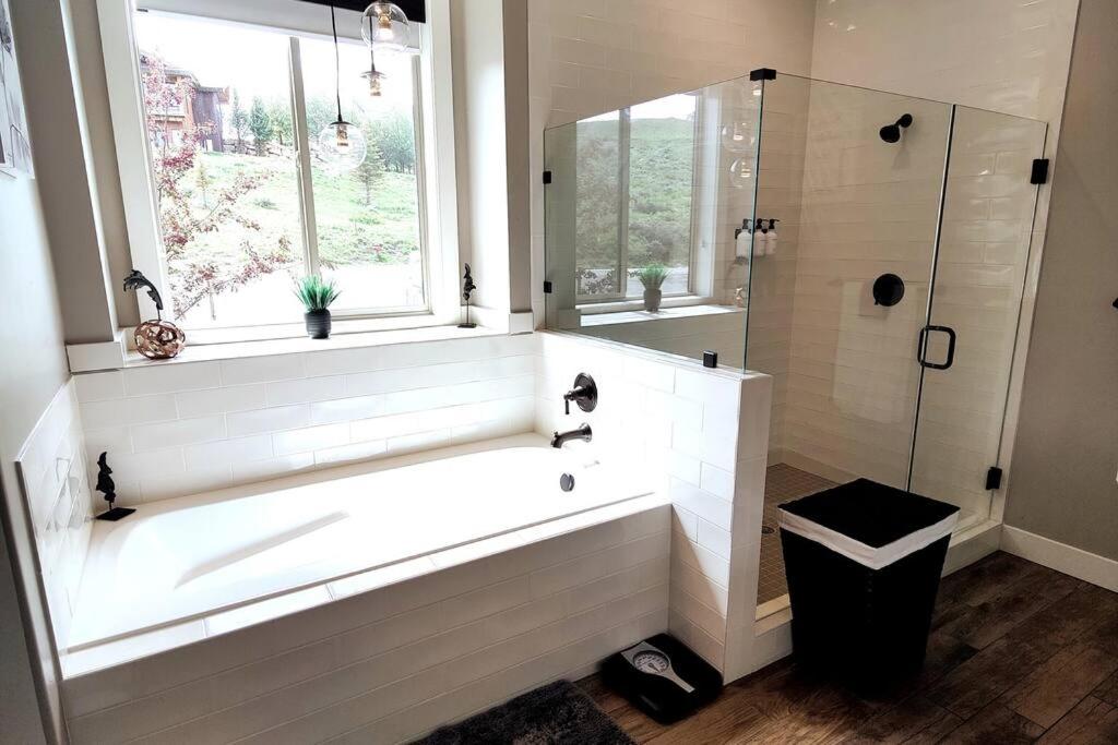 Eight-Bedroom House photo 2
