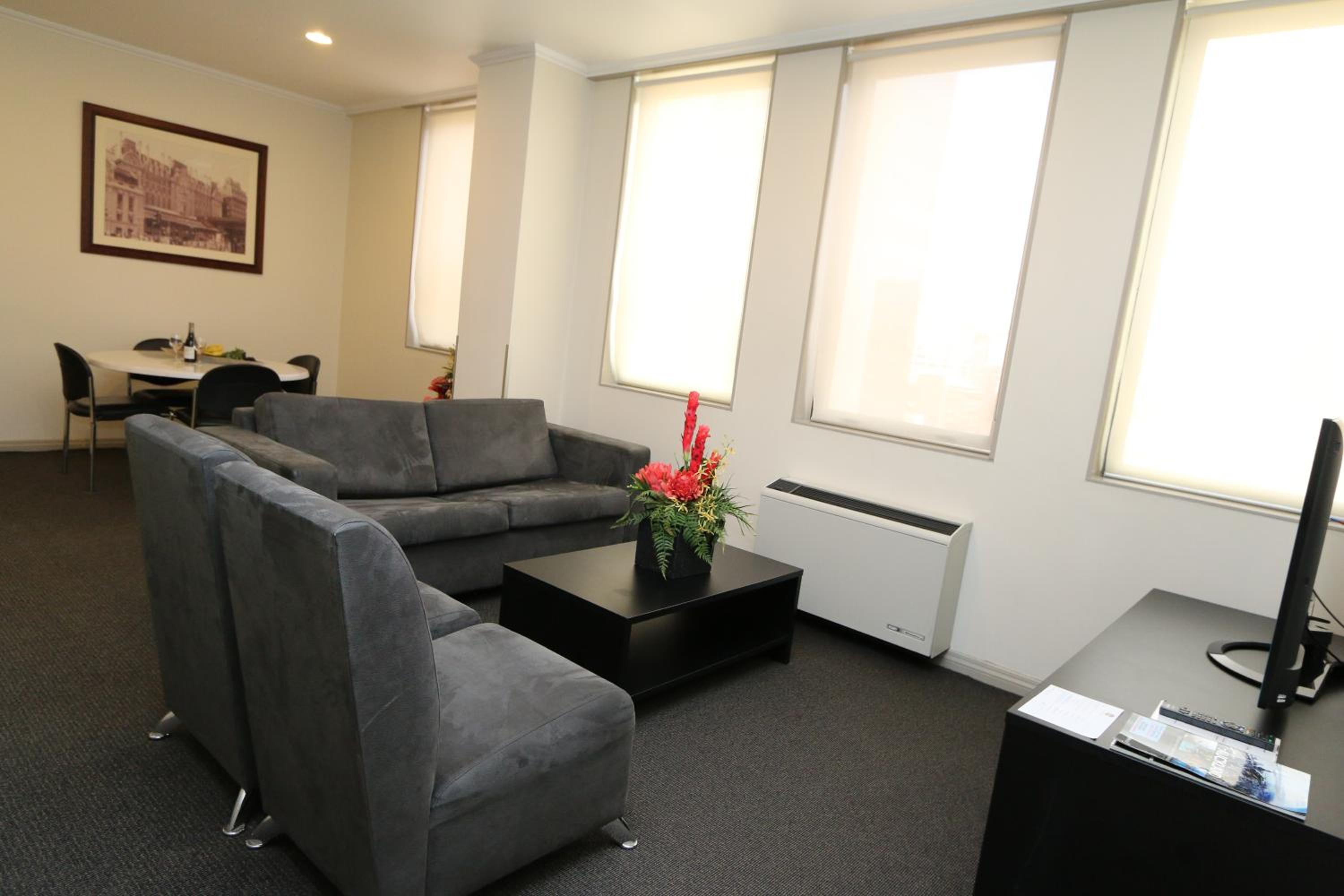 Too Suite - Photo 1