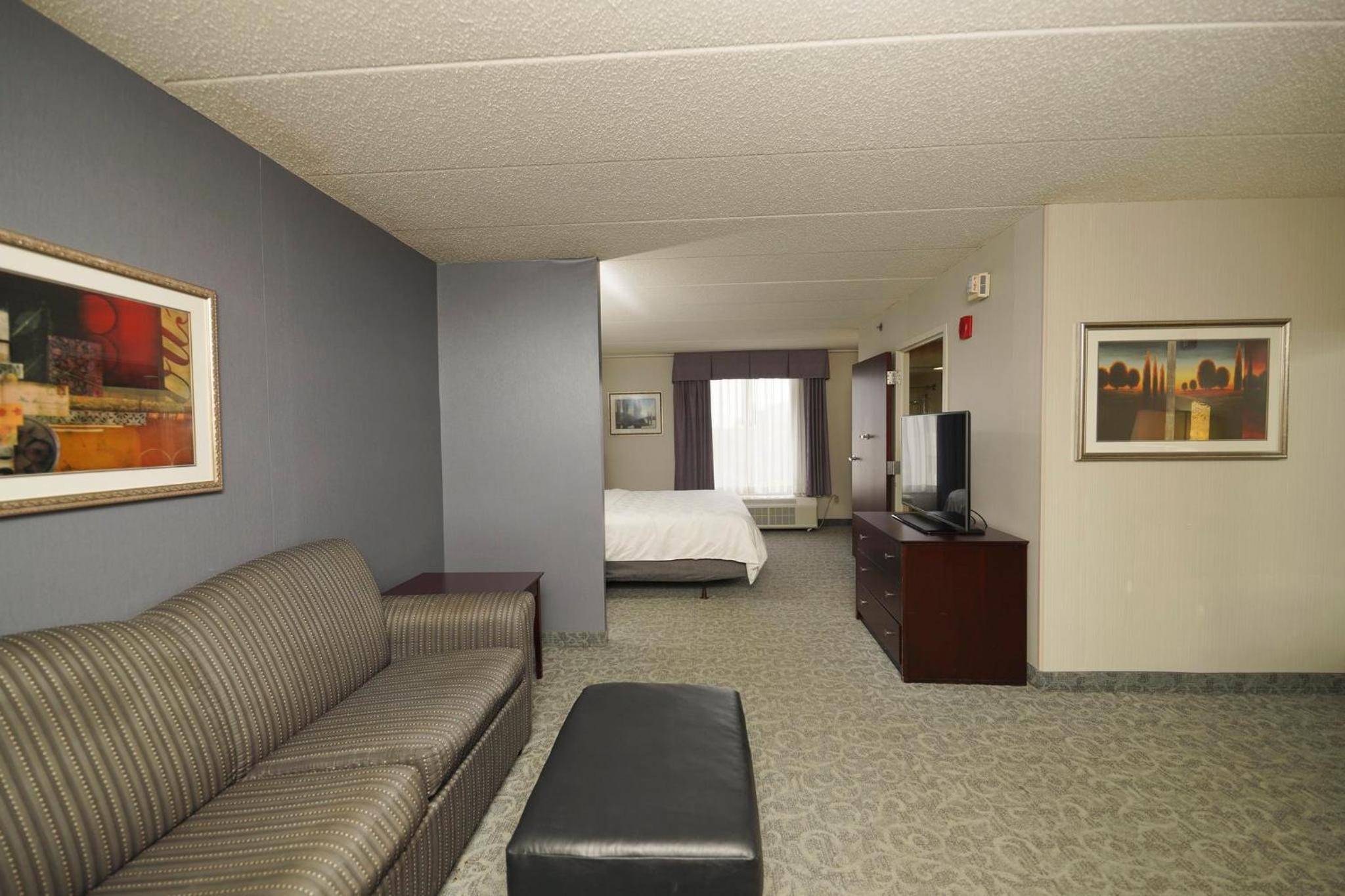 King Suite with Mobility Accessible Roll-In Shower - Photo 1