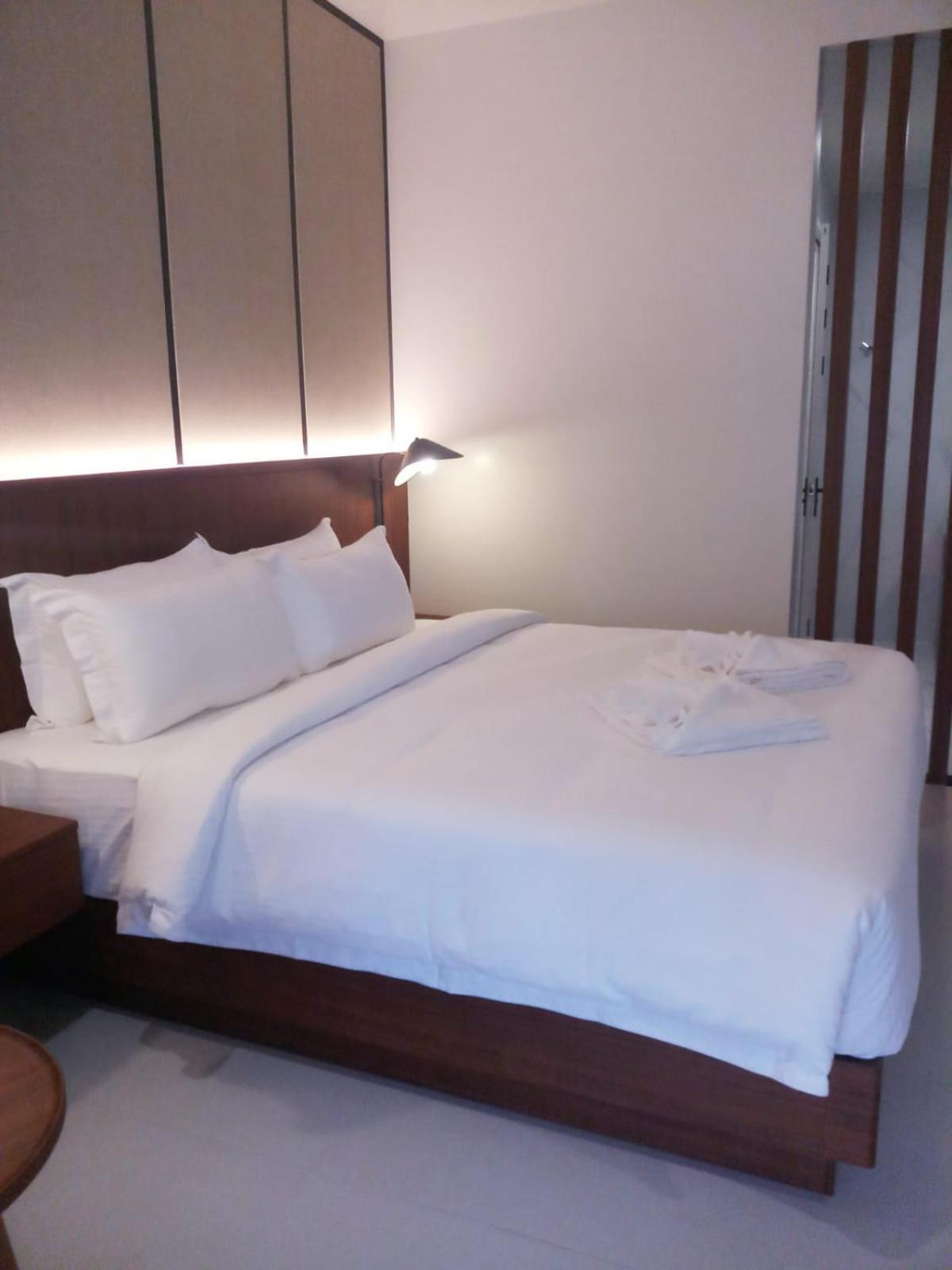 Deluxe King Room - Photo 15