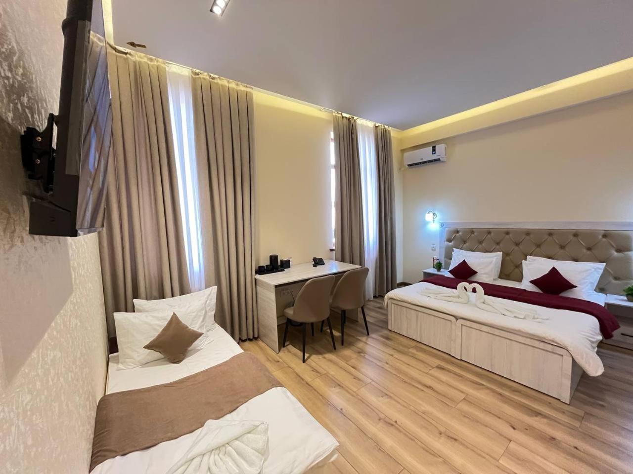 Family Room with Private Bathroom - Photo 3