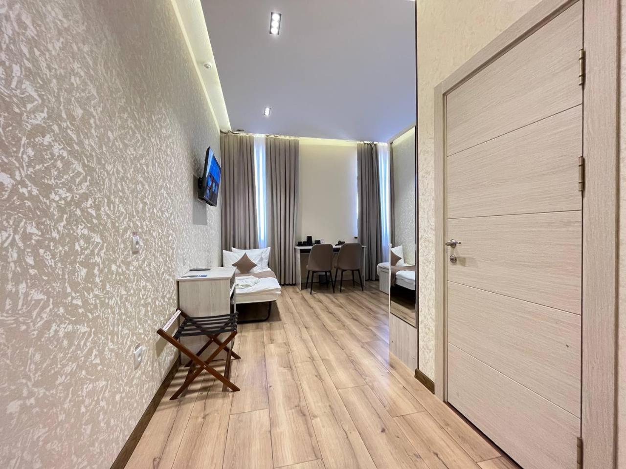 Family Room with Private Bathroom - Photo 5