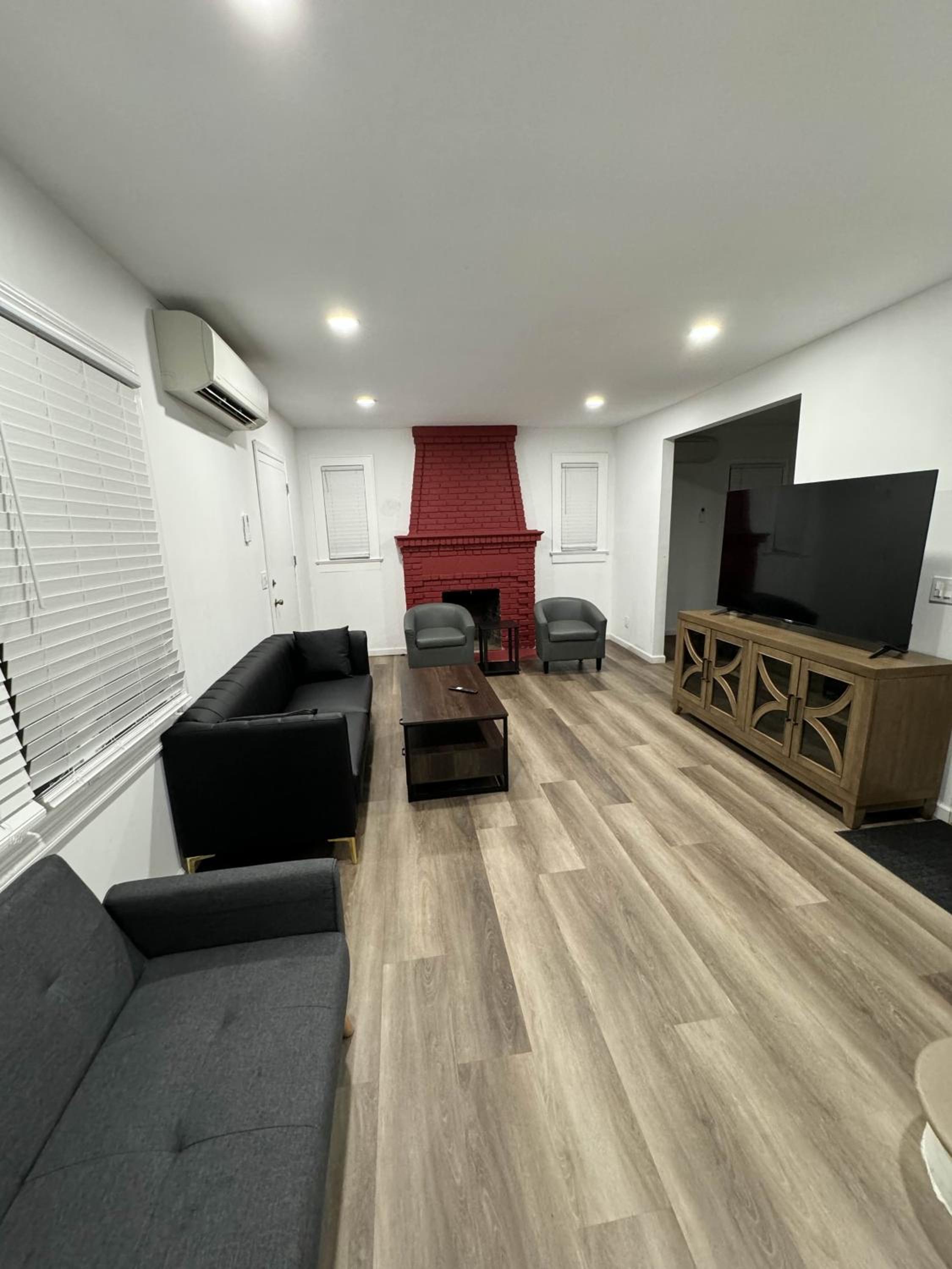 Three-Bedroom House photo 3