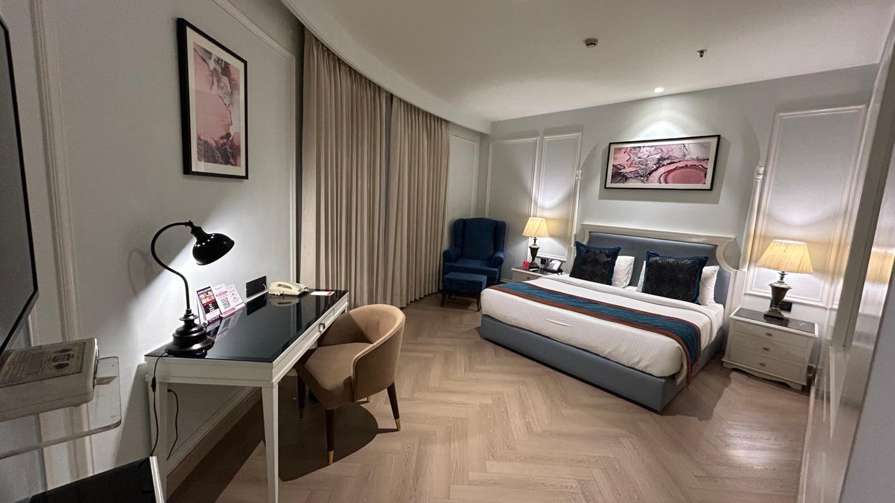 King Bed Deluxe Suite photo 2