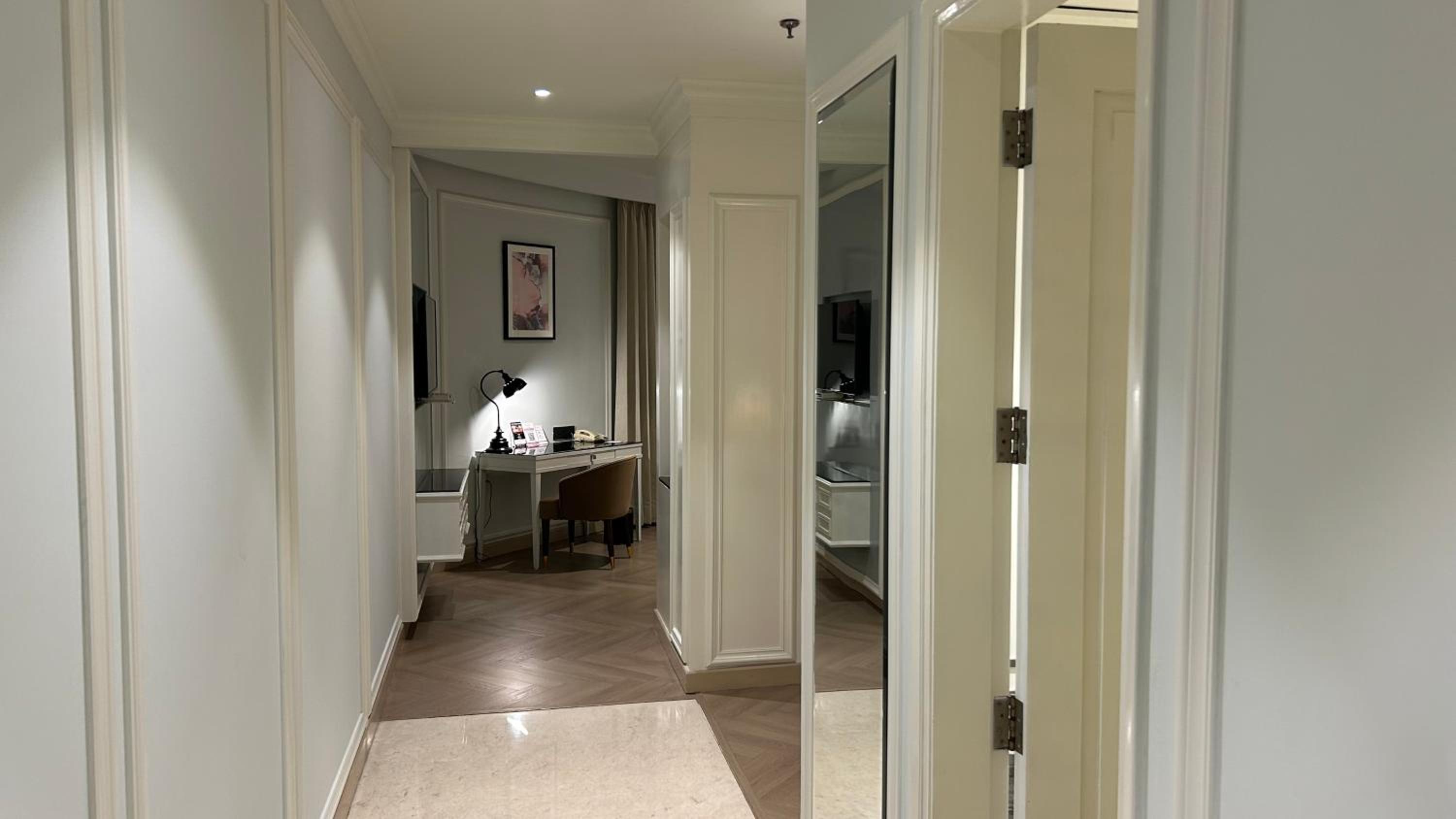 King Bed Deluxe Suite photo 3