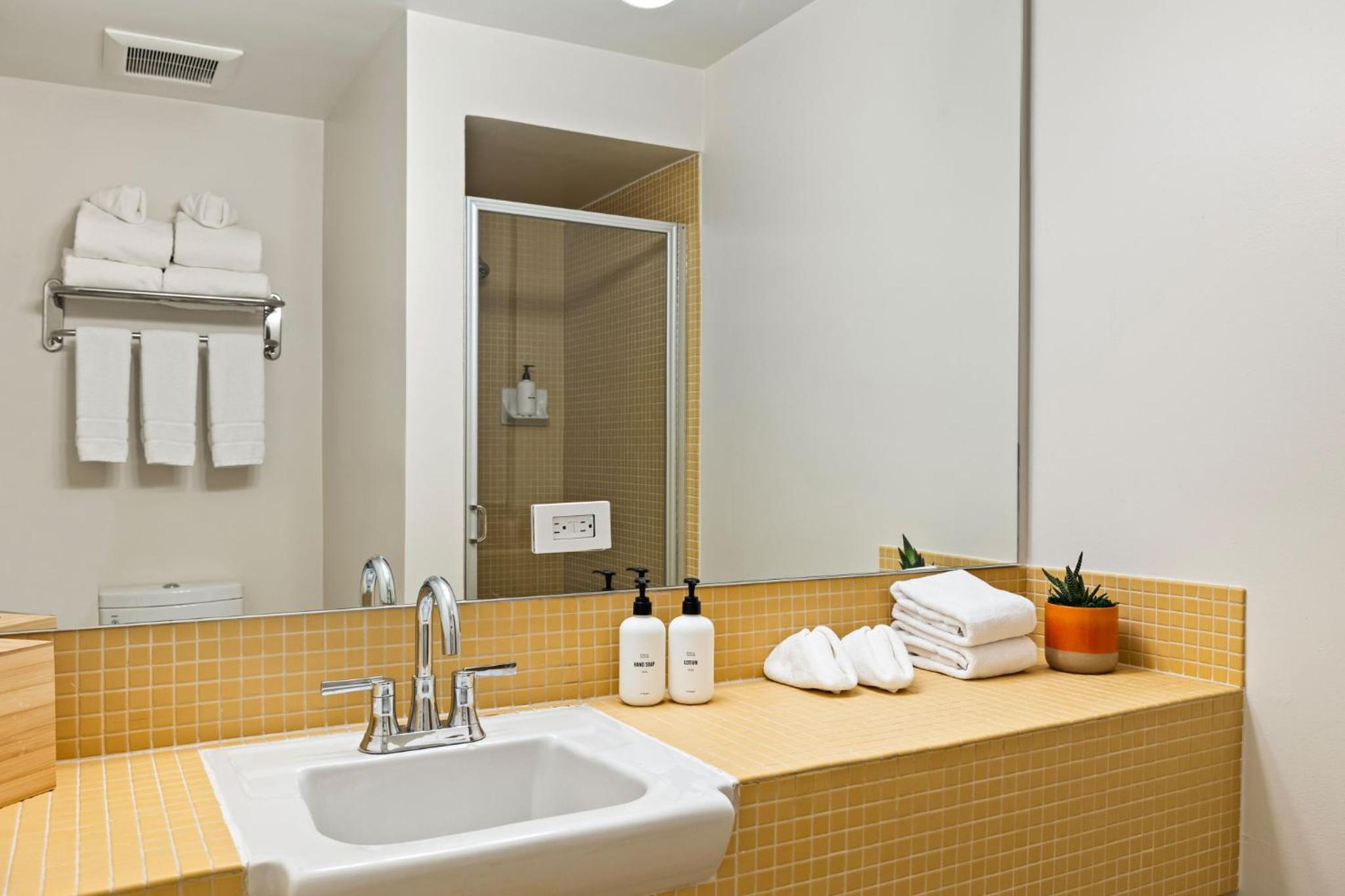 Standard King Room - Photo 7